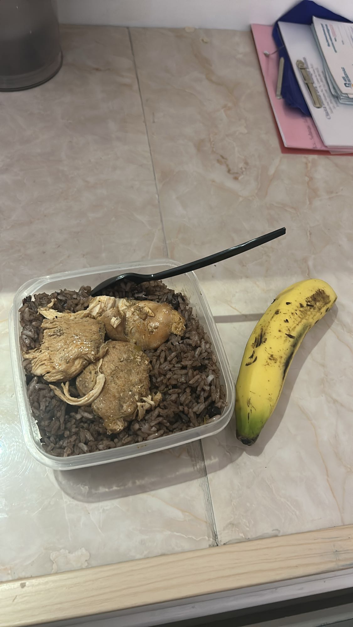 Pollo con arroz y plátano