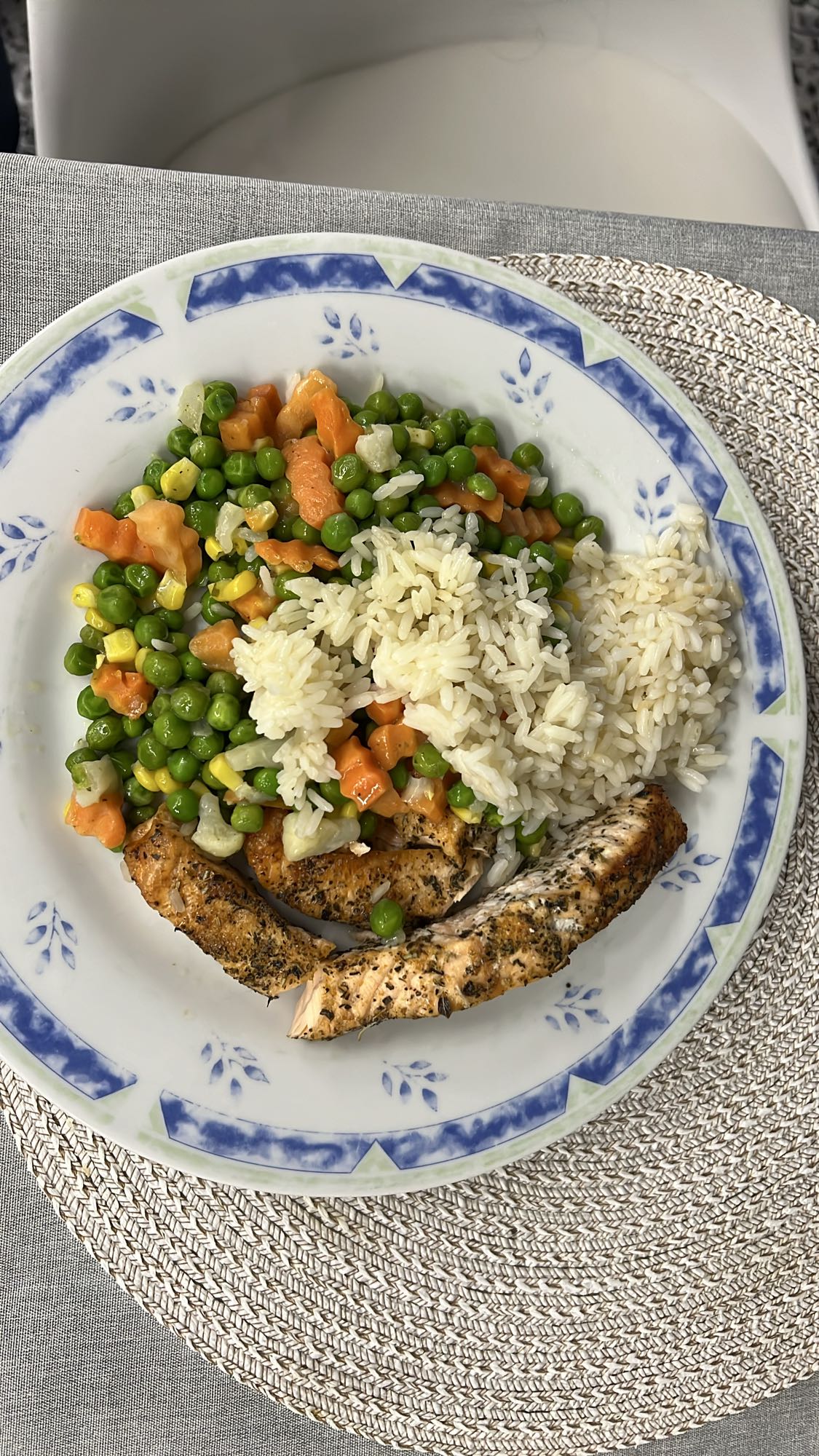 Łosoś z ryżem i warzywami