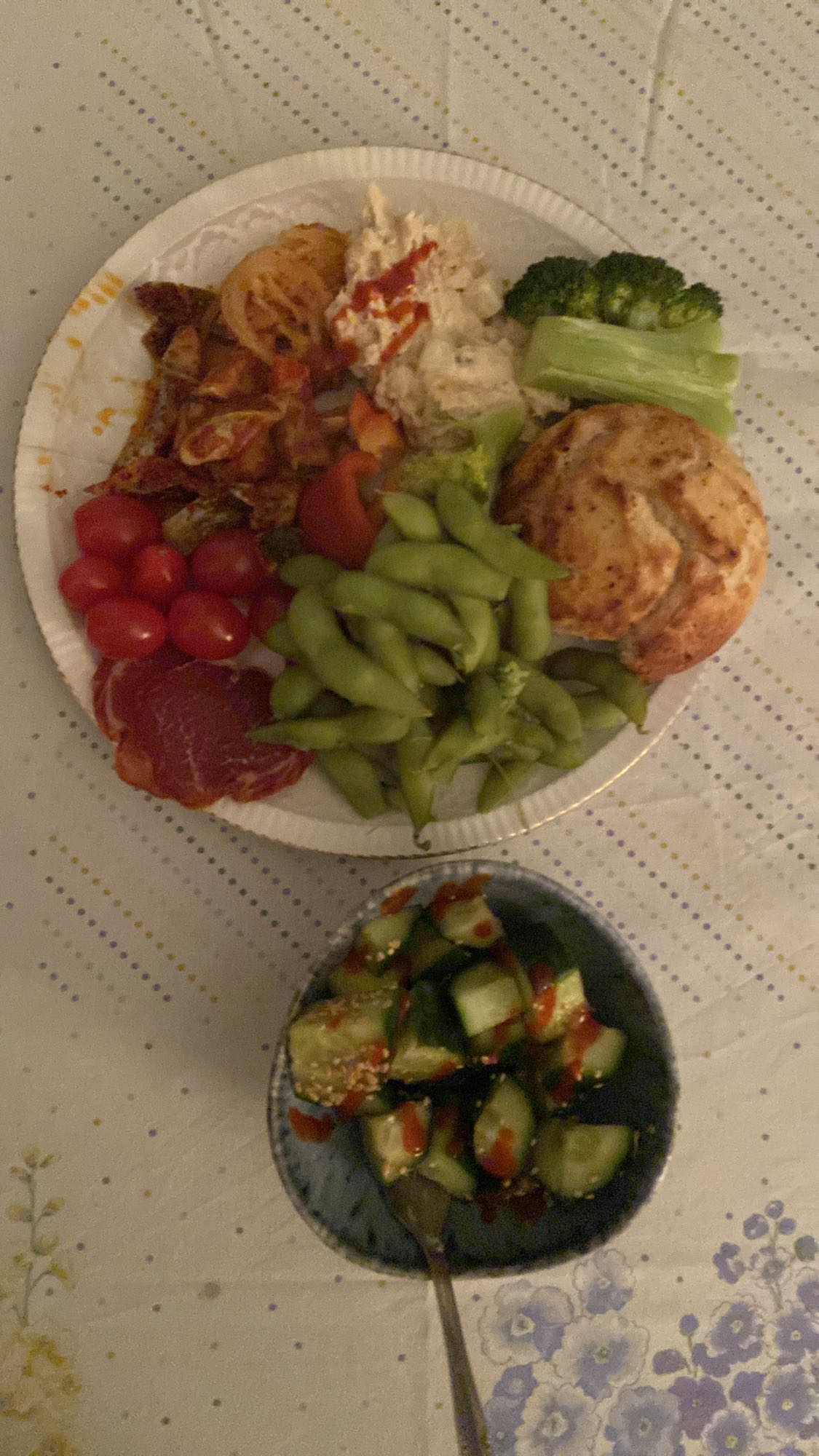 Platou cu legume, pui și salată