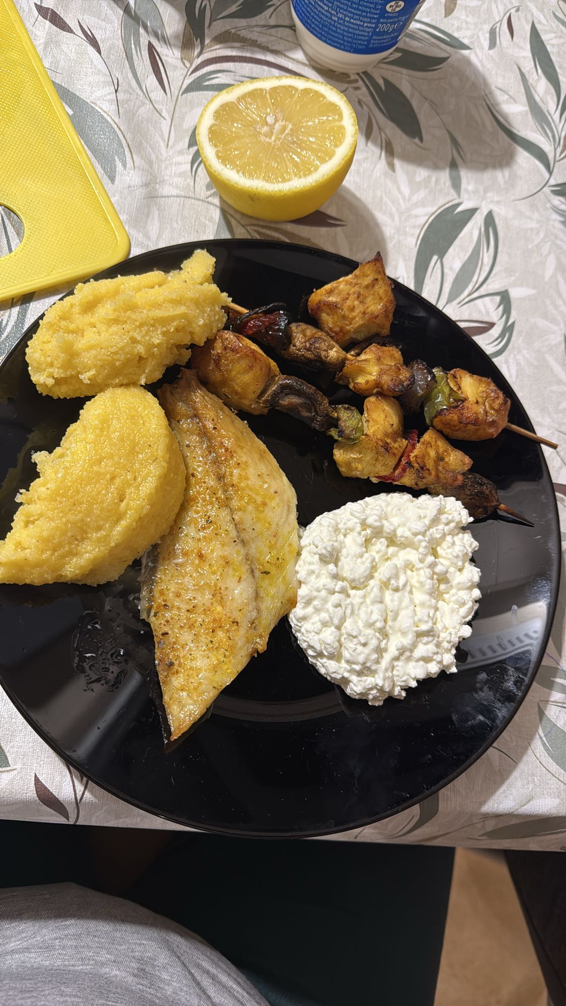 Pește cu mămăligă și brânză