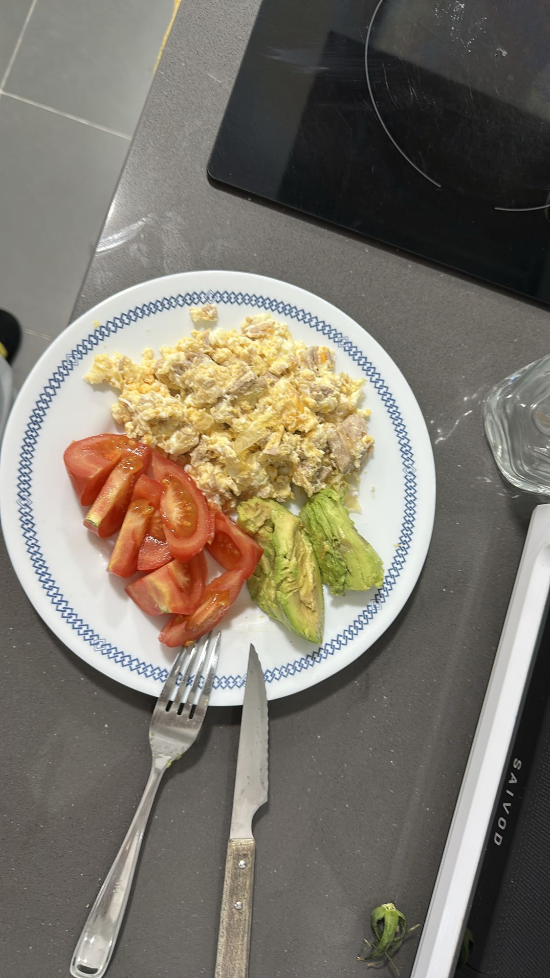 Huevos con atún y vegetales