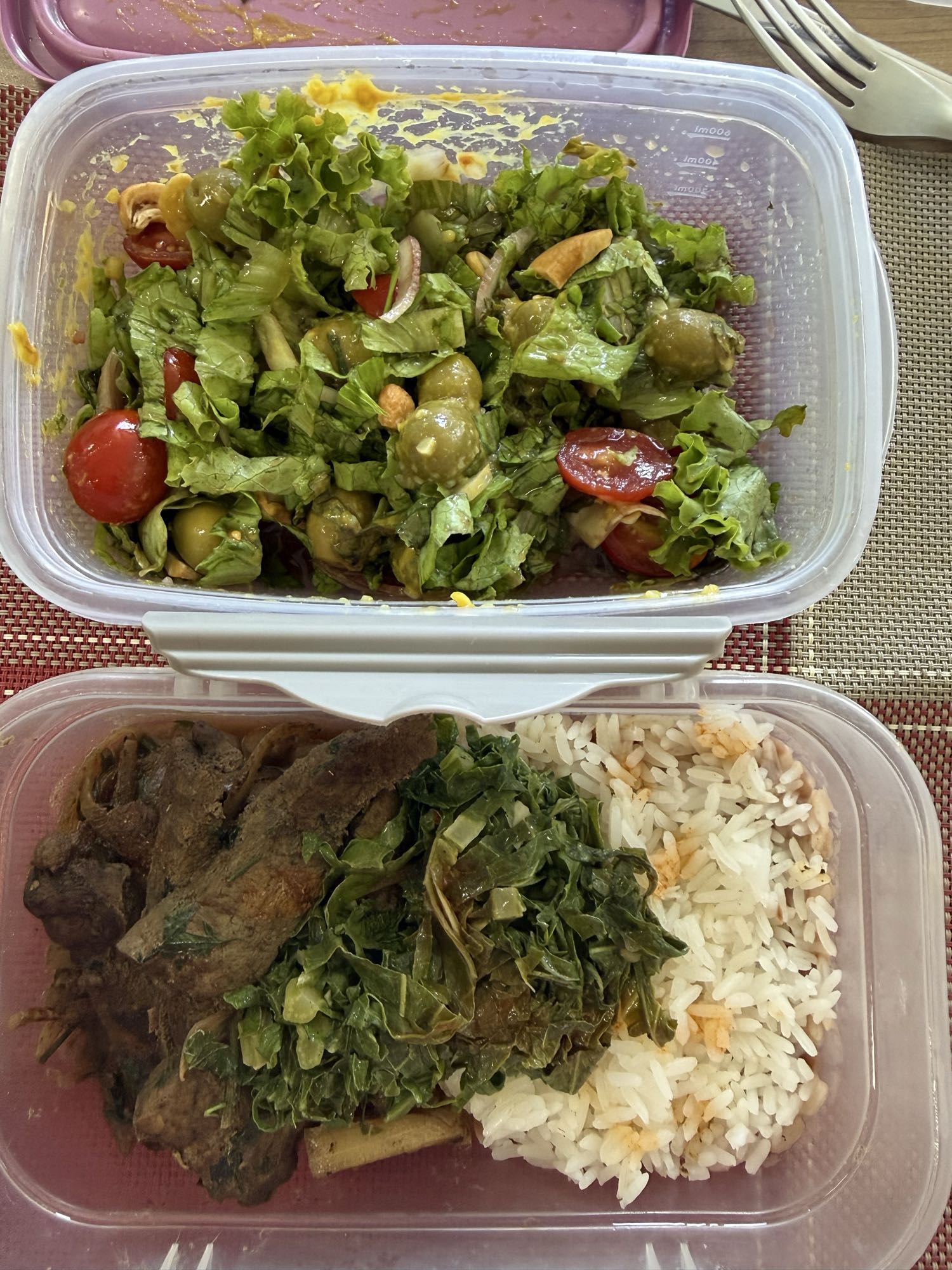 Salada, arroz e carne