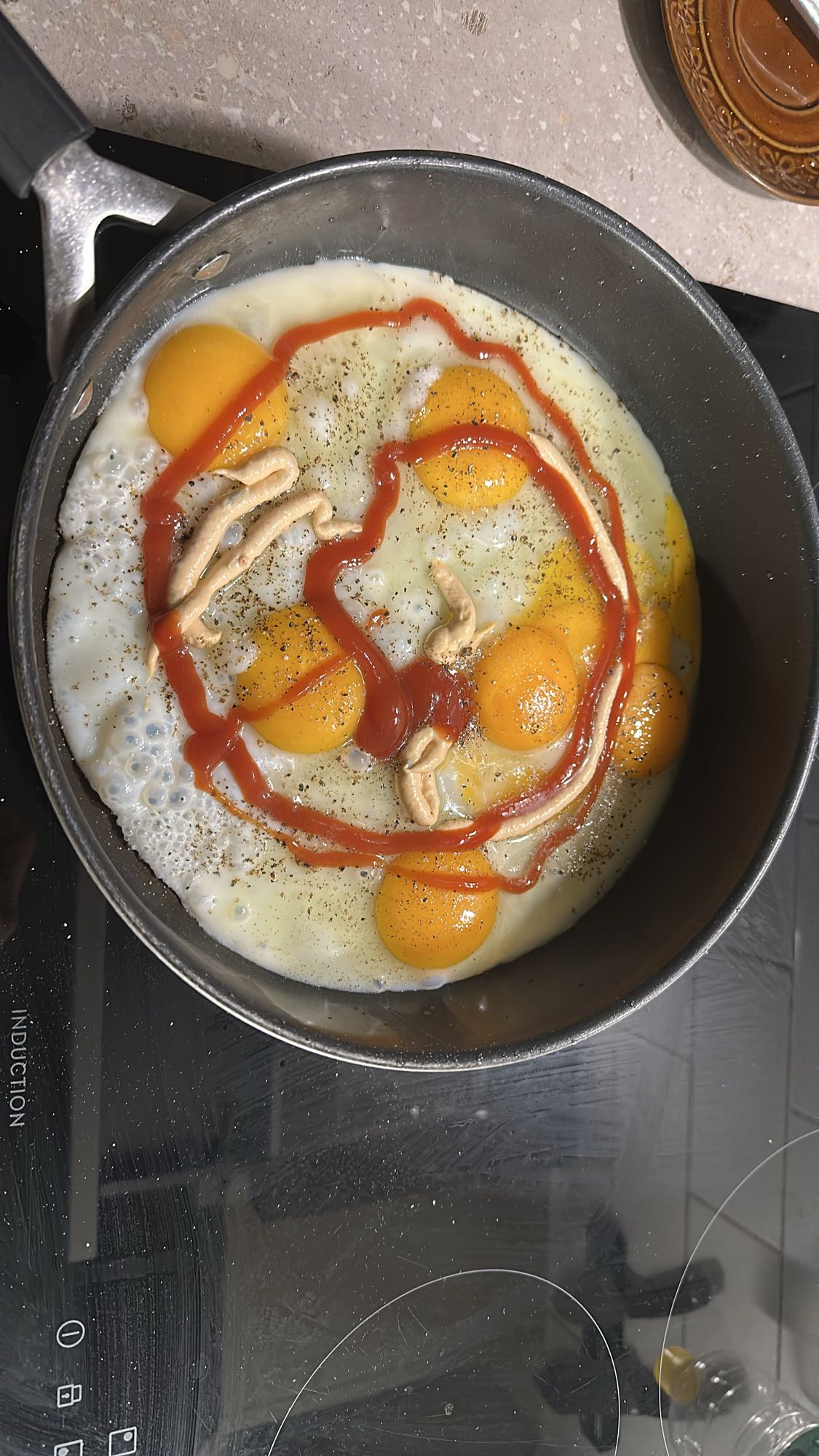 Stekta ägg med ketchup & senap