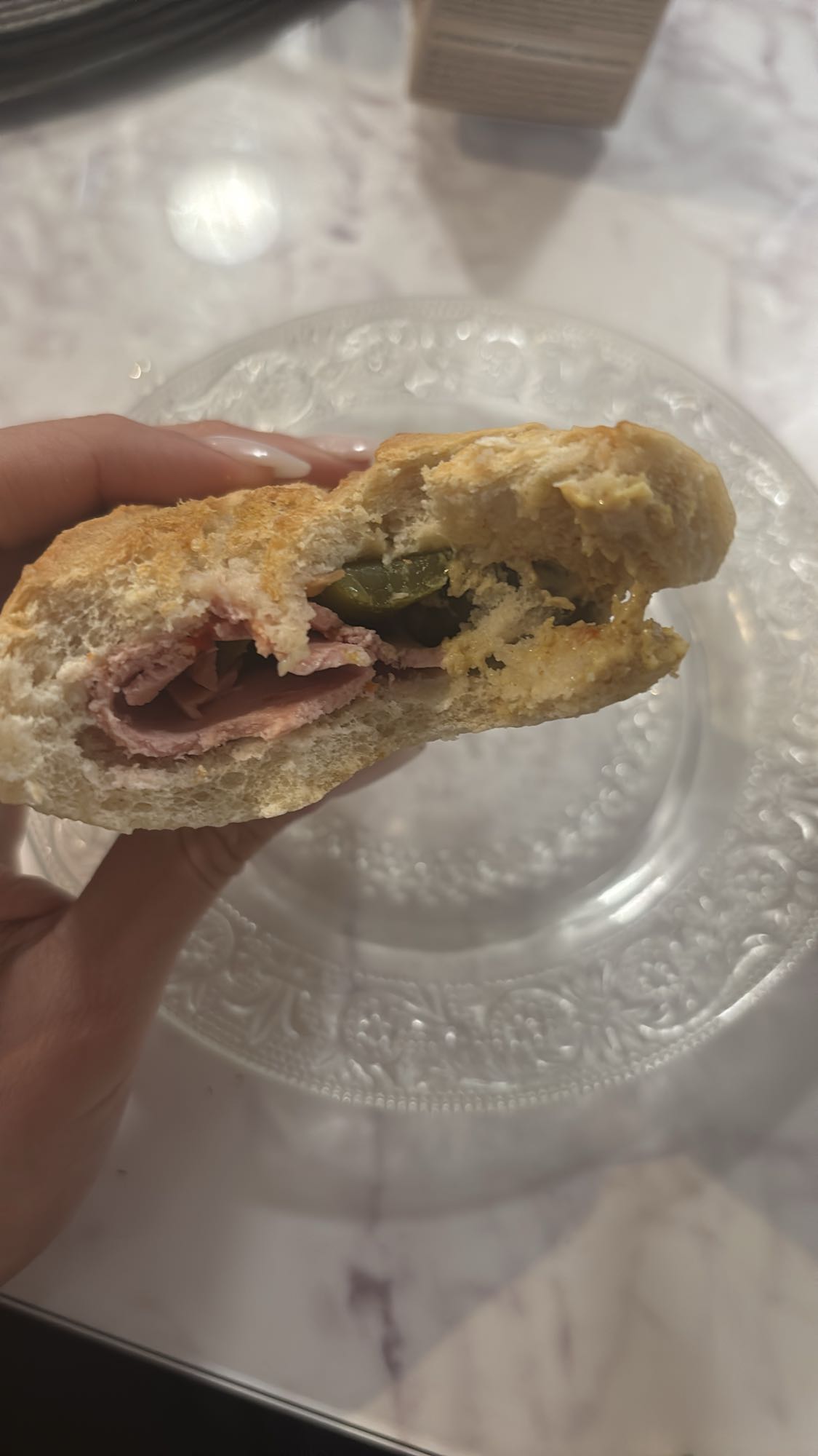 Skinkmacka med pickles och ruccola