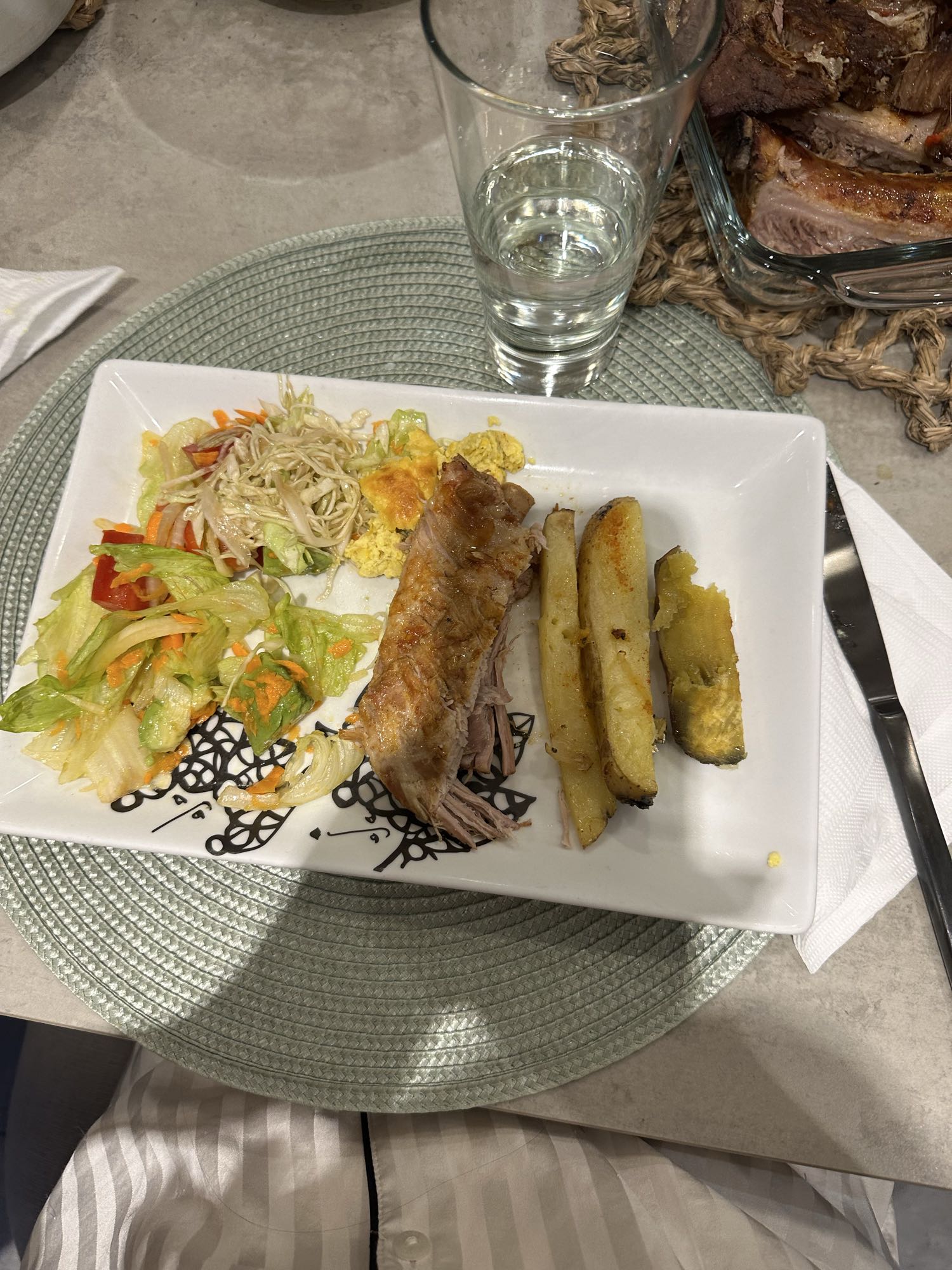 Cerdo con ensalada y papas