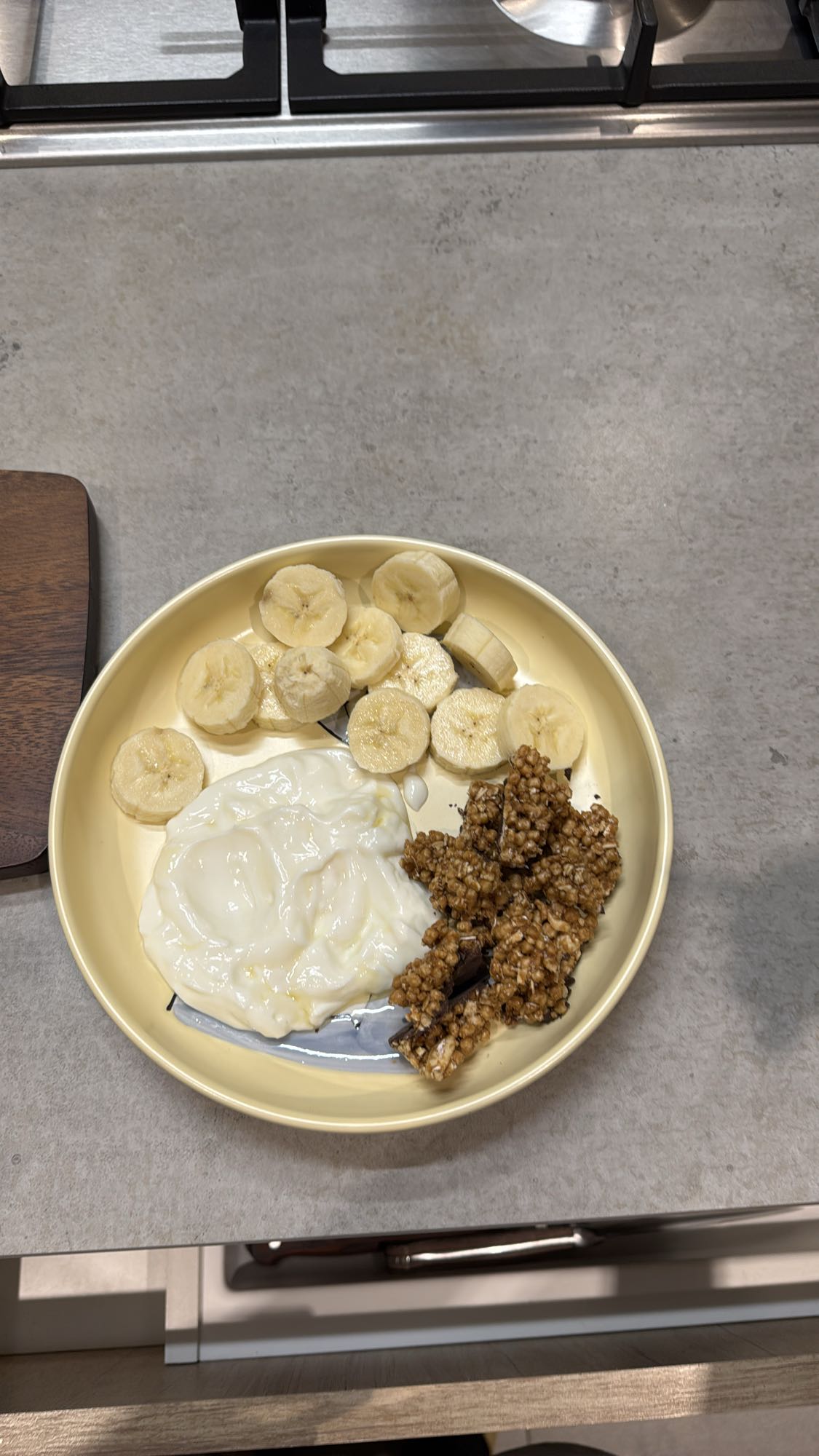Plato de yogur, plátano y barra