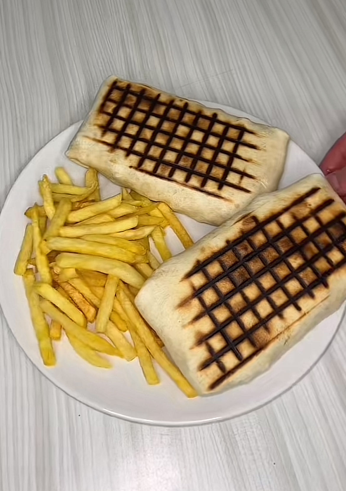 Grilled wraps with fries