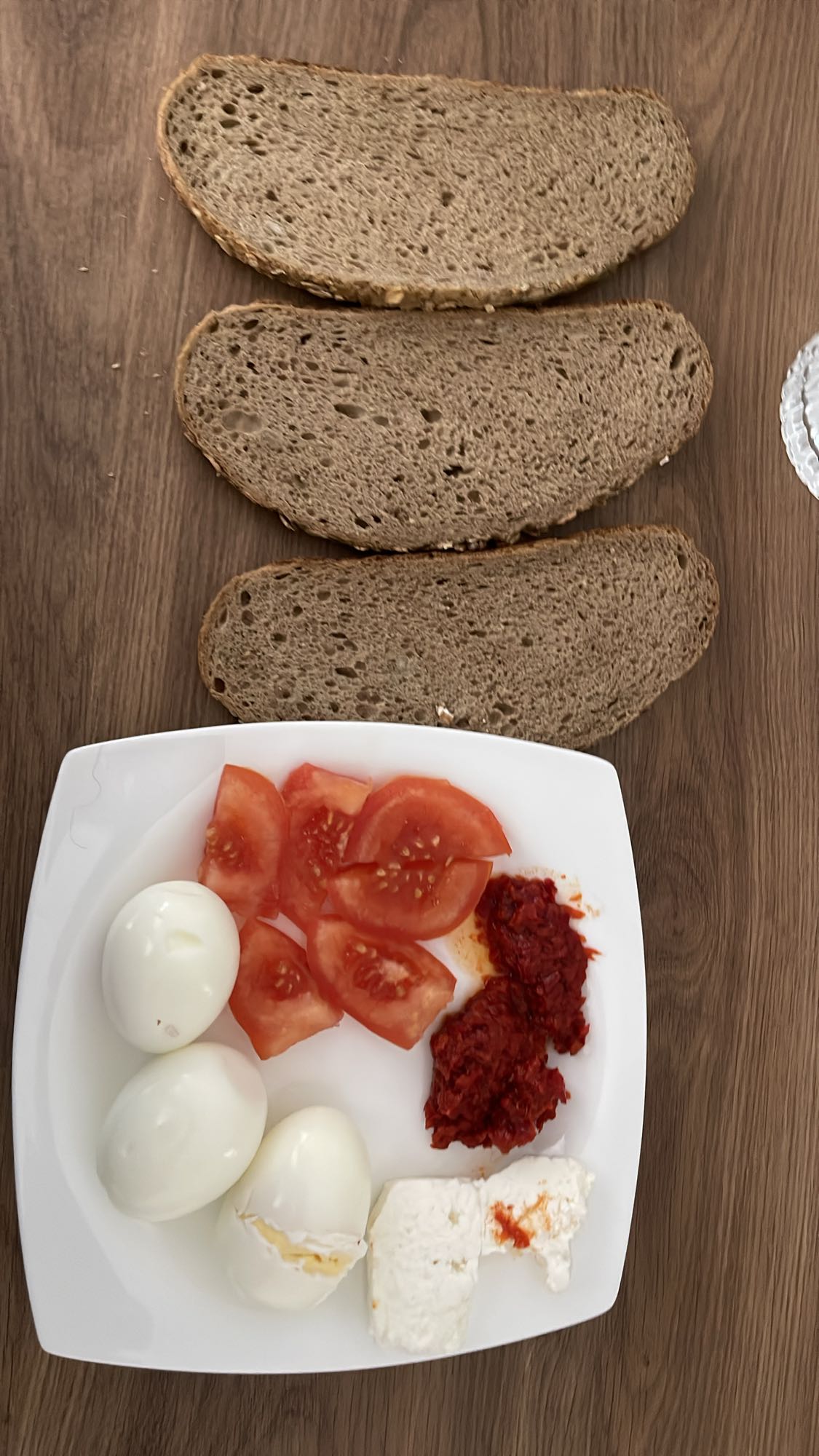 Egg, bread, tomato breakfast