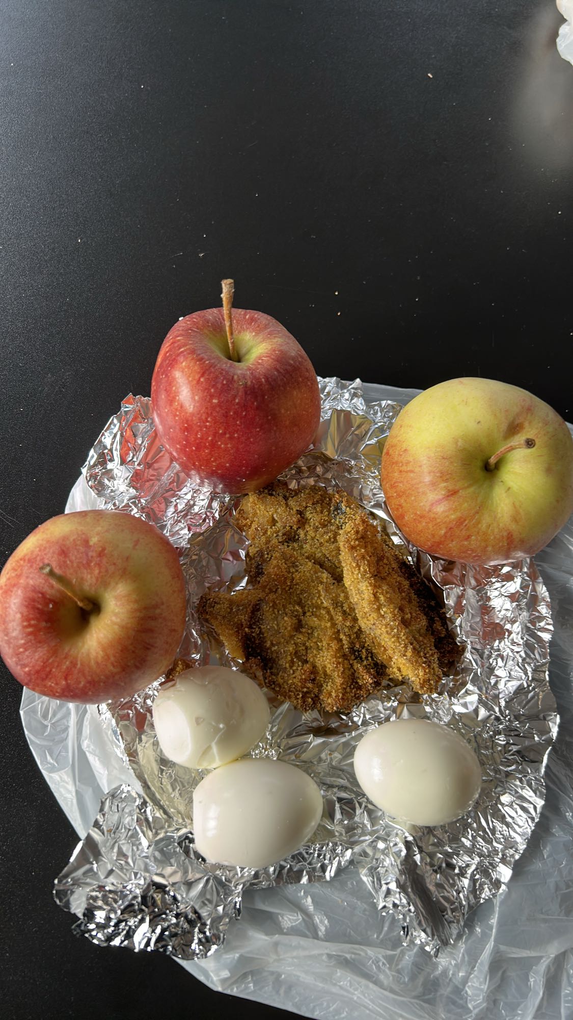 Huevos, manzanas y pescado