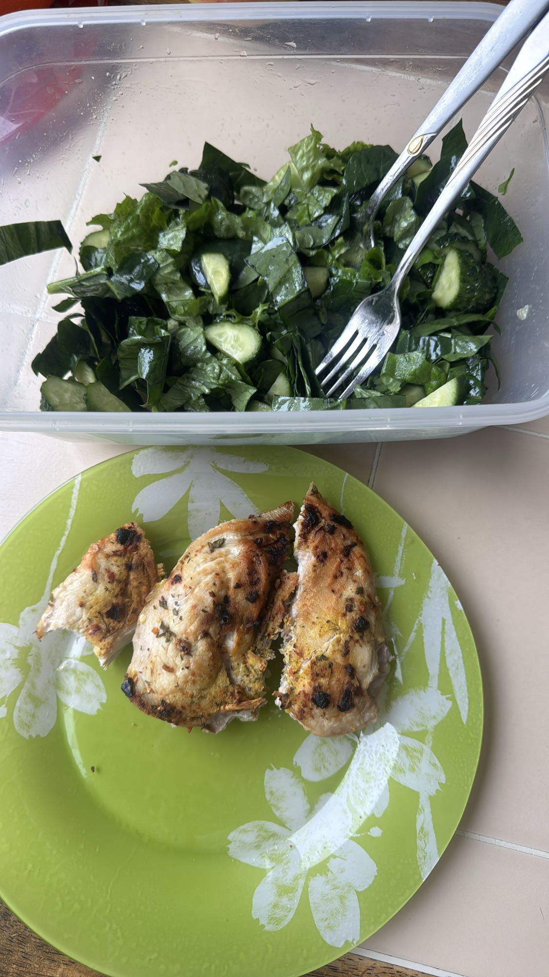 Куриная грудка с салатом