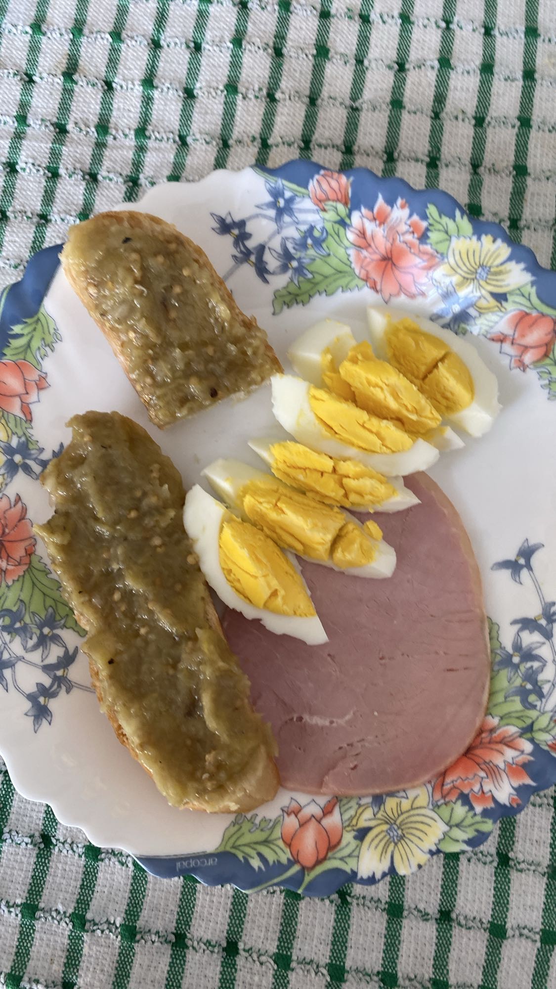 Mic dejun cu ou, șuncă și pâine