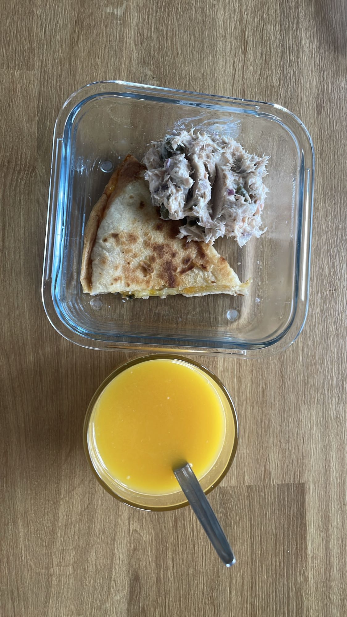 Zapiekana tortilla z jajkami i mozzarellą oraz pastą z pieczonego łososia