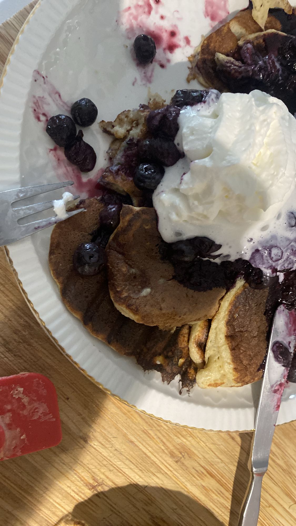 Clătite cu afine și frișcă