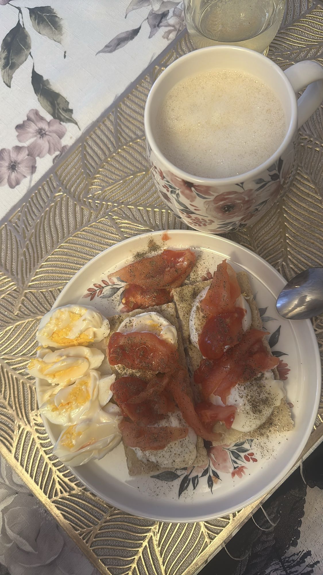 Jajka, chrupkie pieczywo, kawa