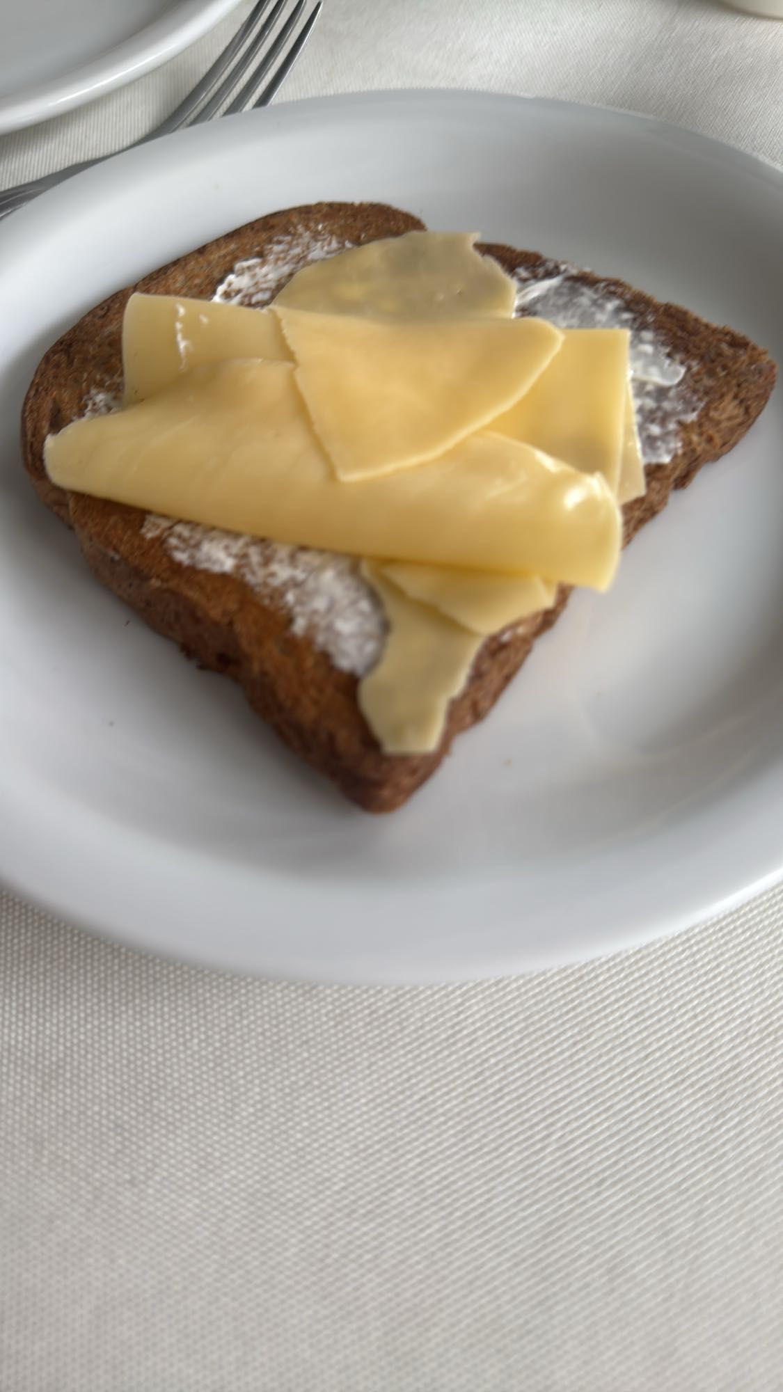 Torrada com queijo e manteiga