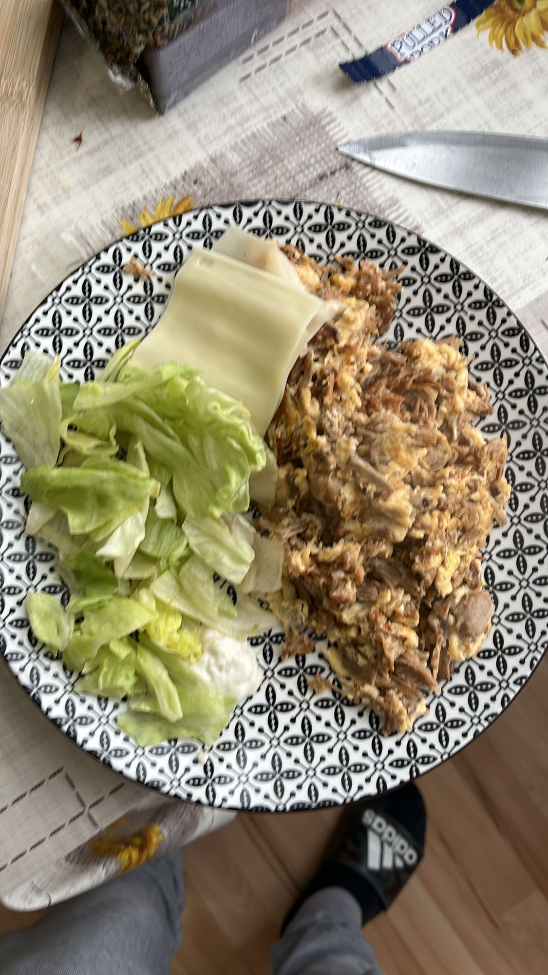 Бъркани яйца с месо и салата