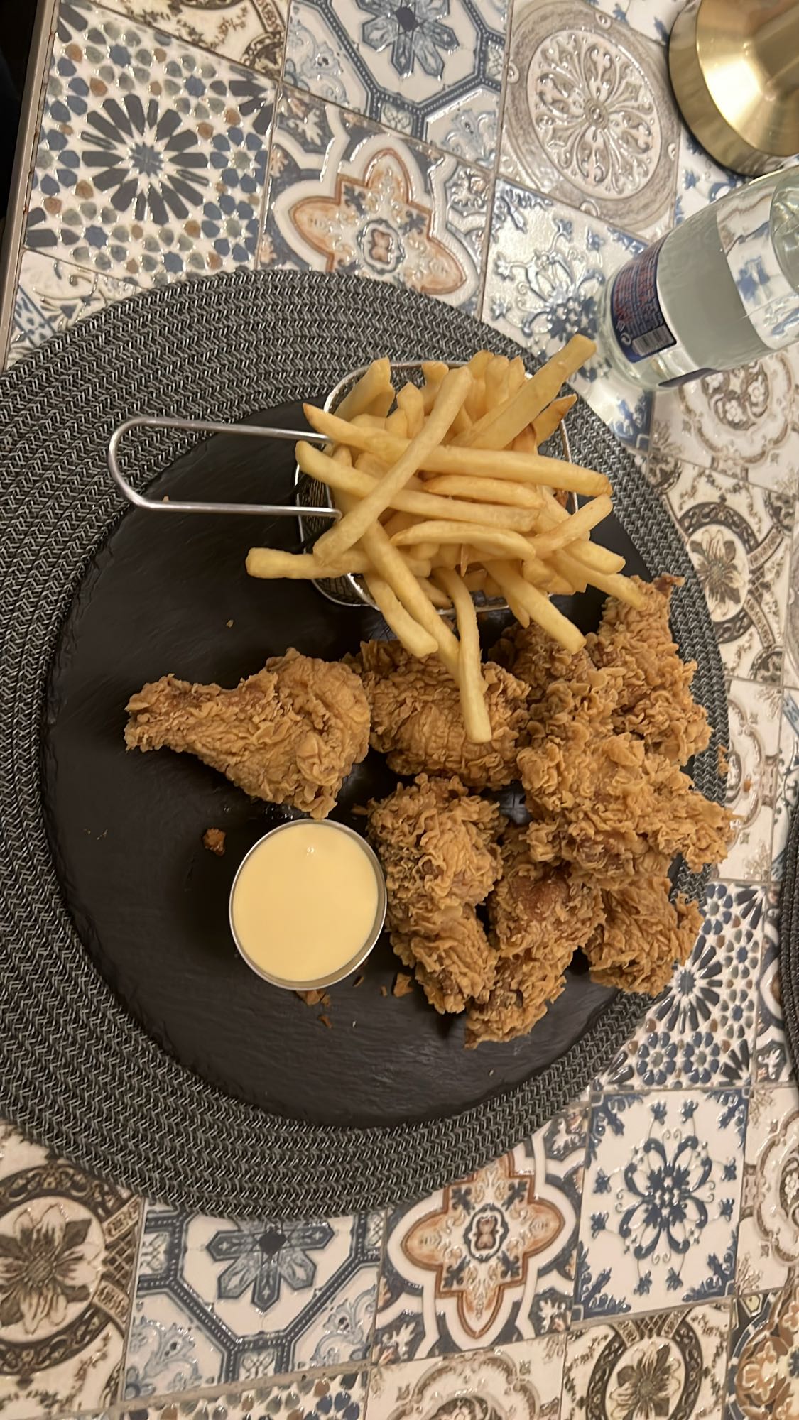 Pui prăjit cu cartofi pai