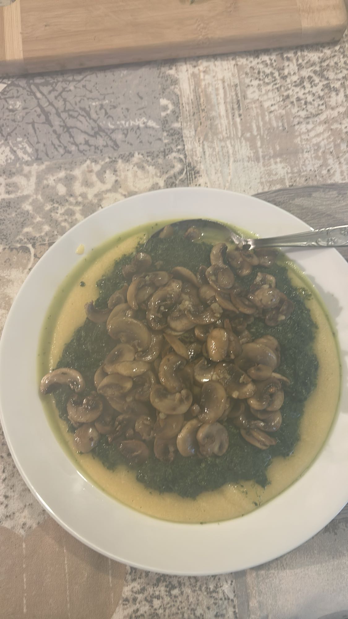 Mămăligă cu ciuperci și spanac