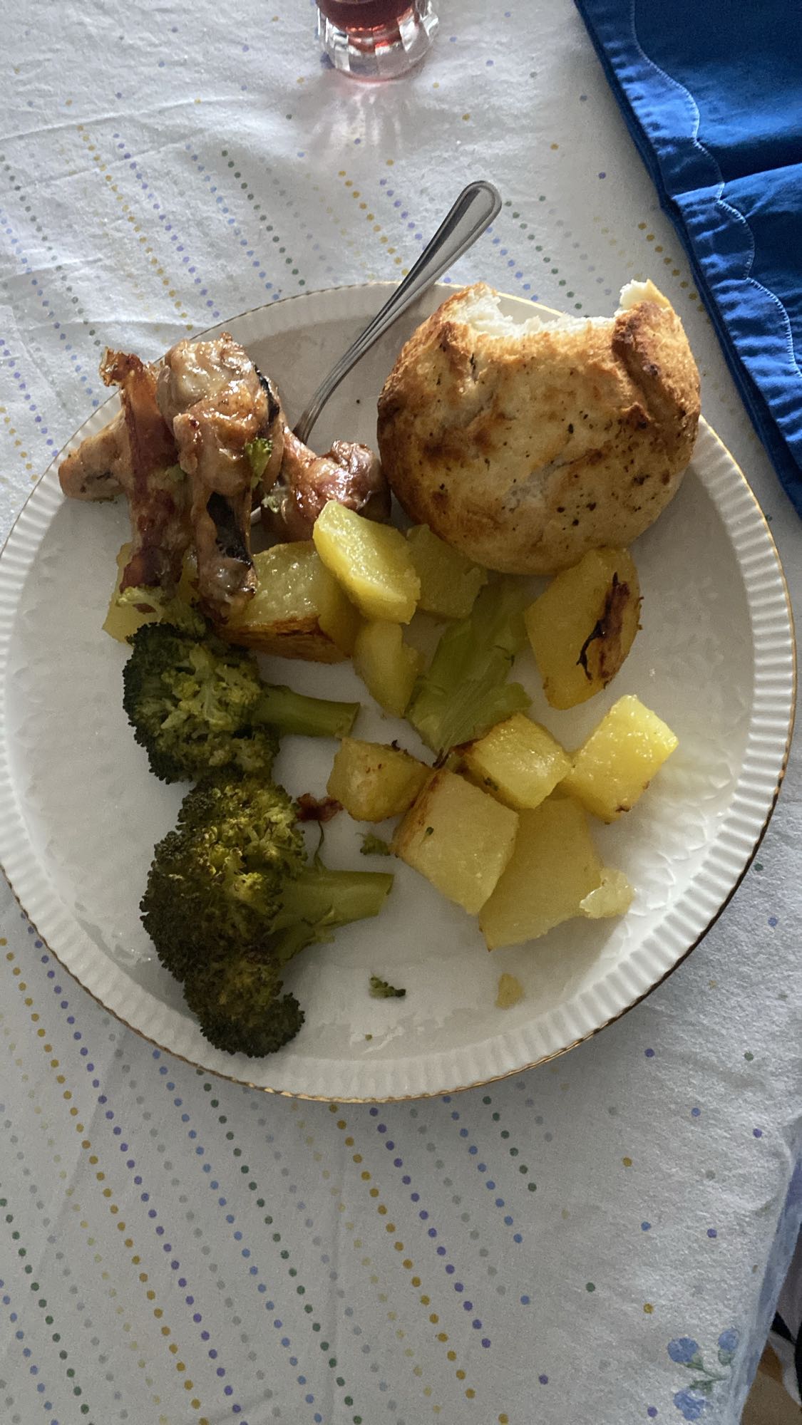 Pui cu legume și chiflă