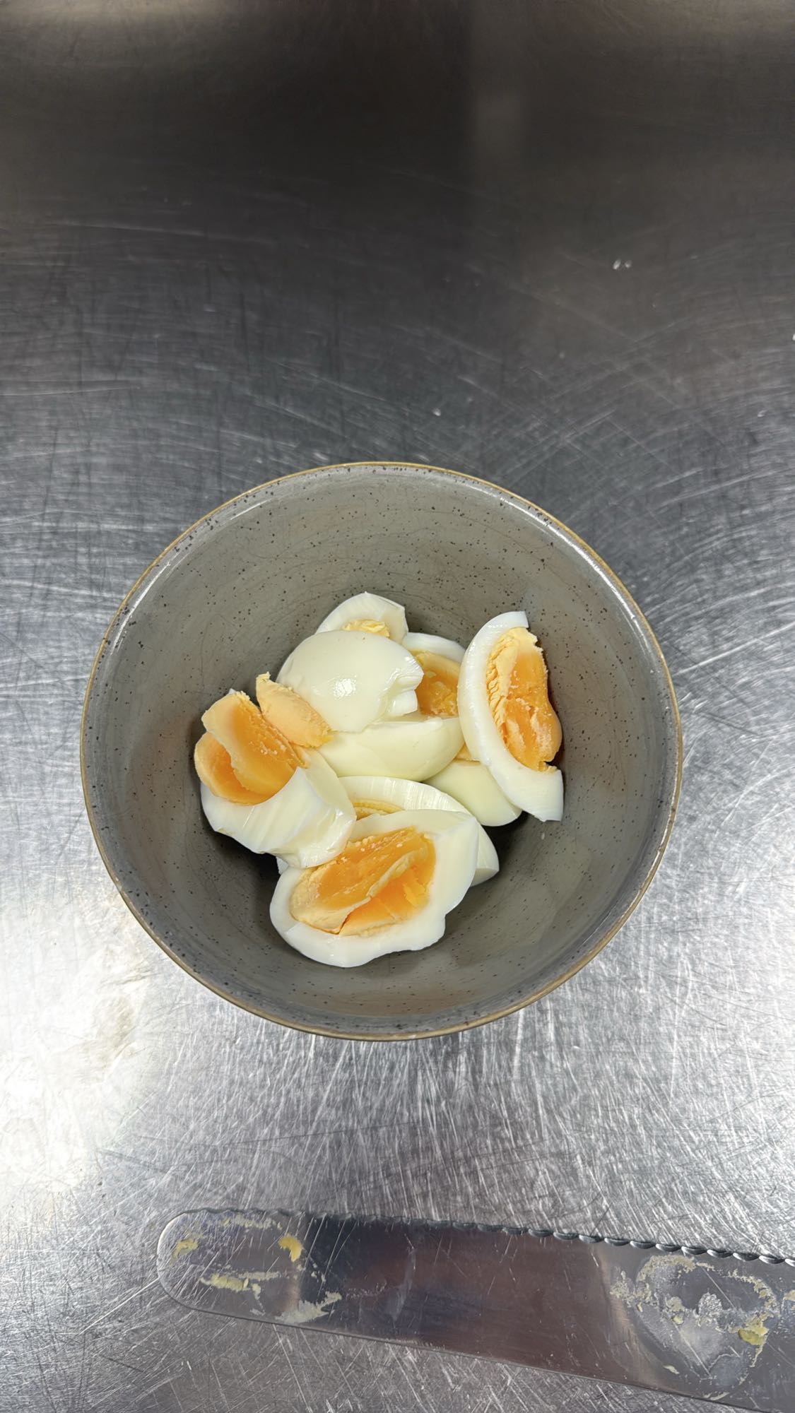 Kokta ägg i skål