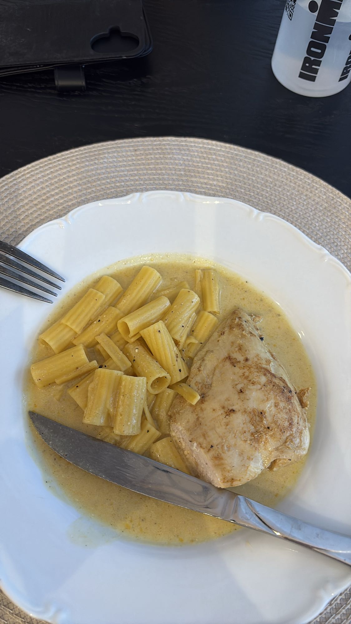 Kyckling med pasta och sås