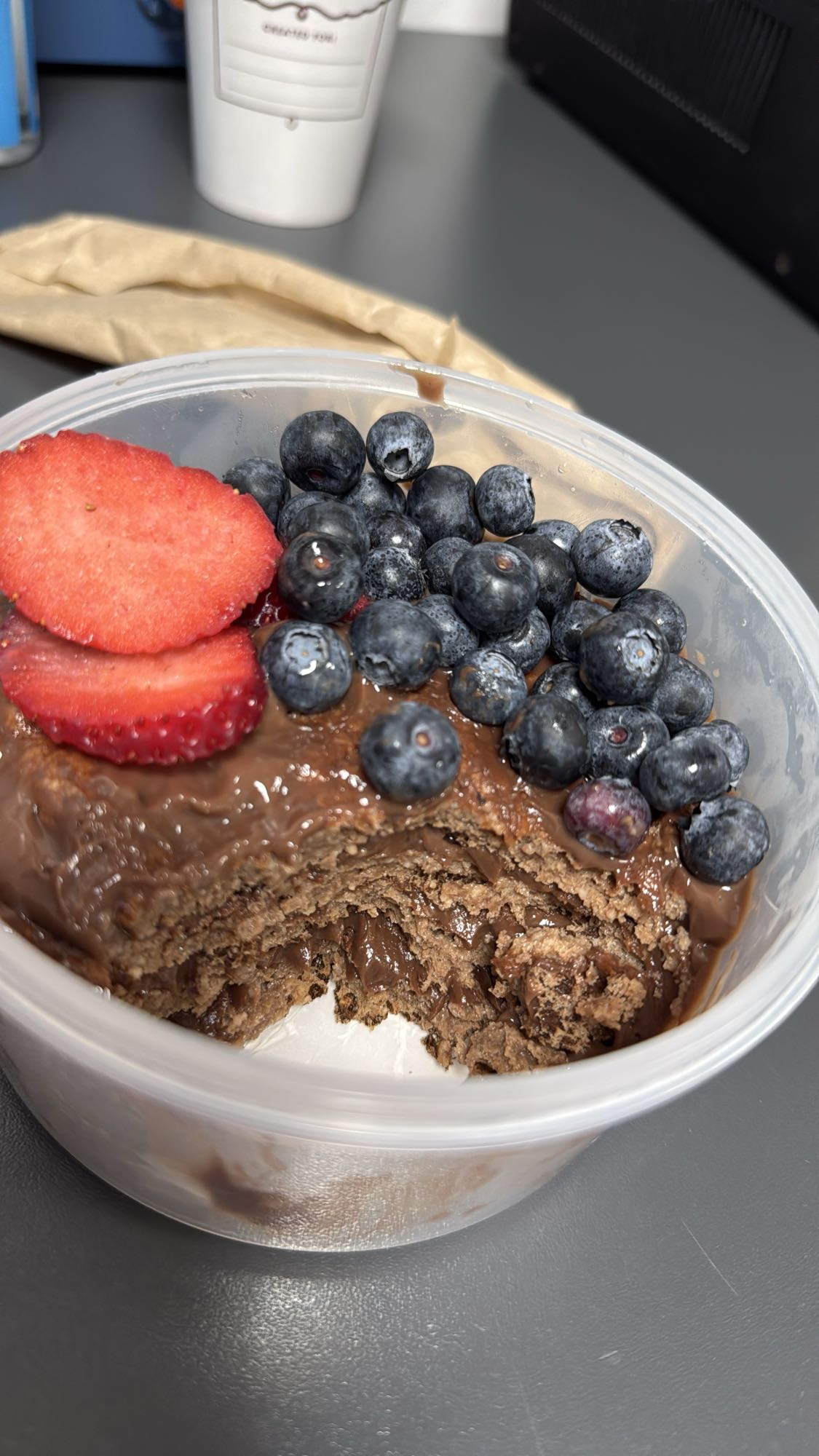 Tort cu ciocolată și fructe