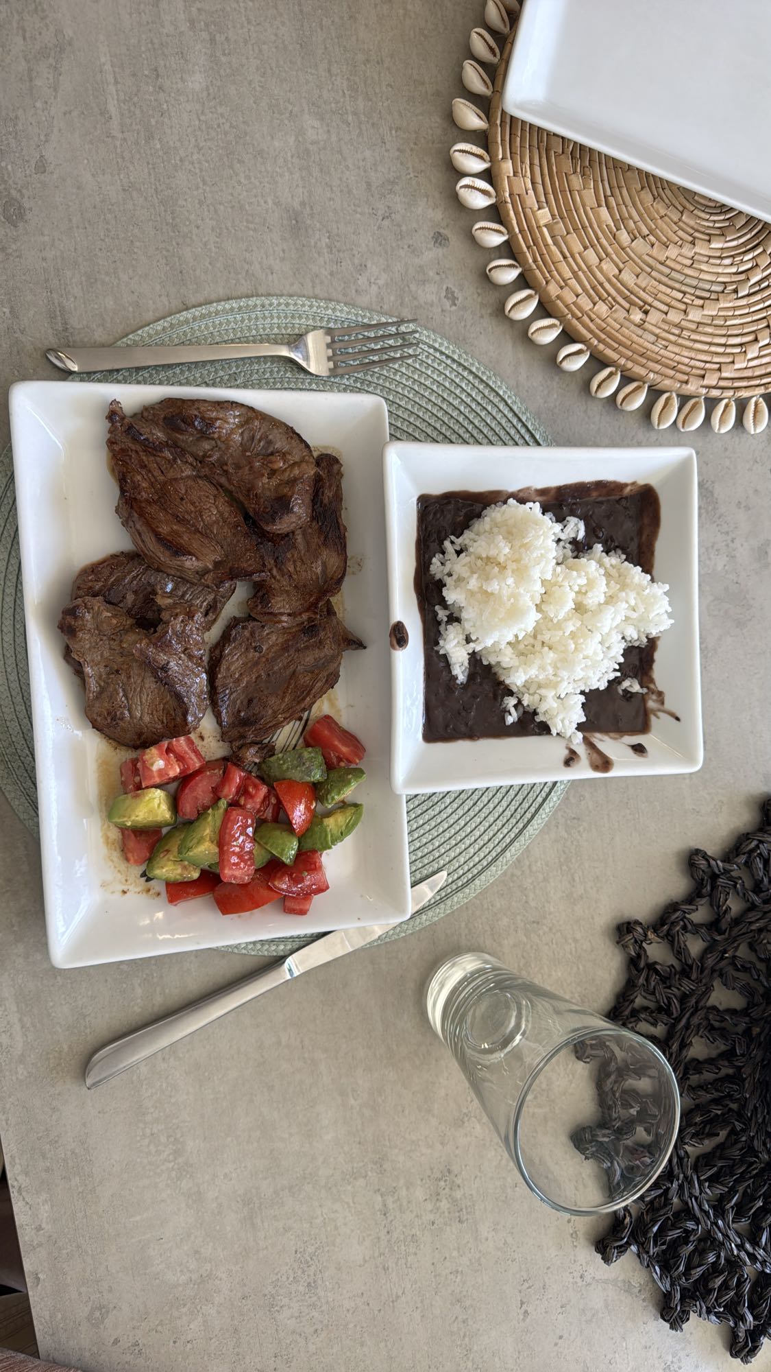 Carne con arroz y ensalada