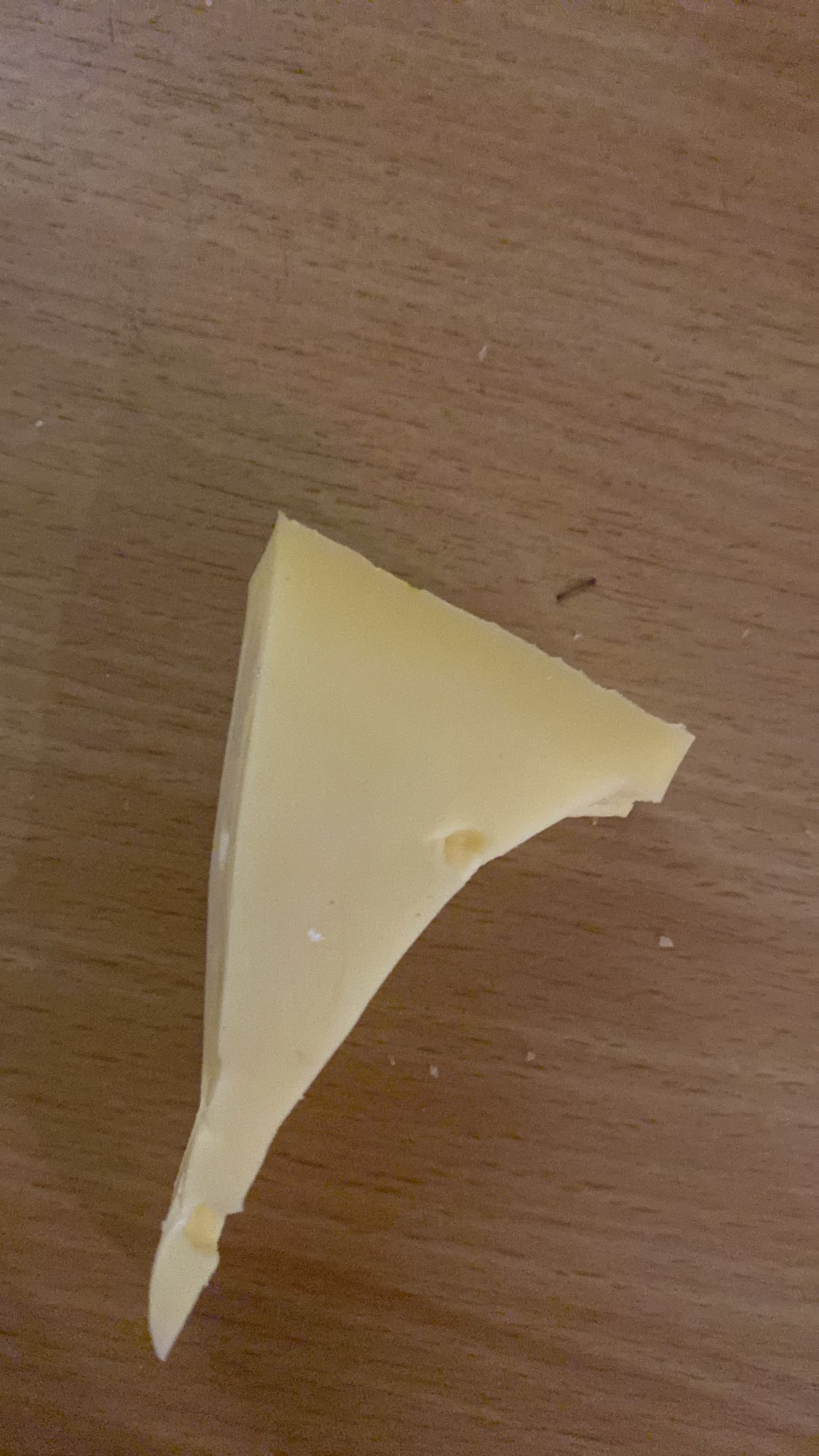 Kawałek żółtego sera