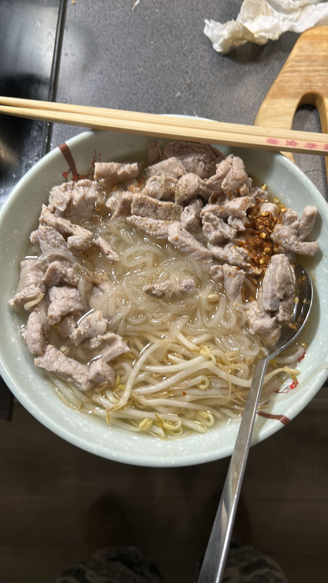 Nudelsuppe med svinekjøtt