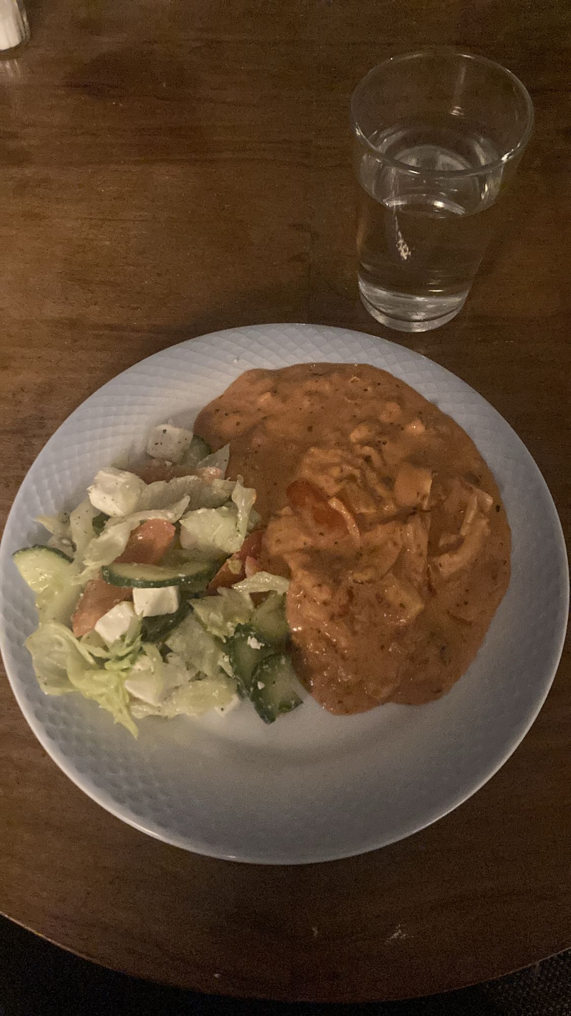 Kycklinggryta med sallad