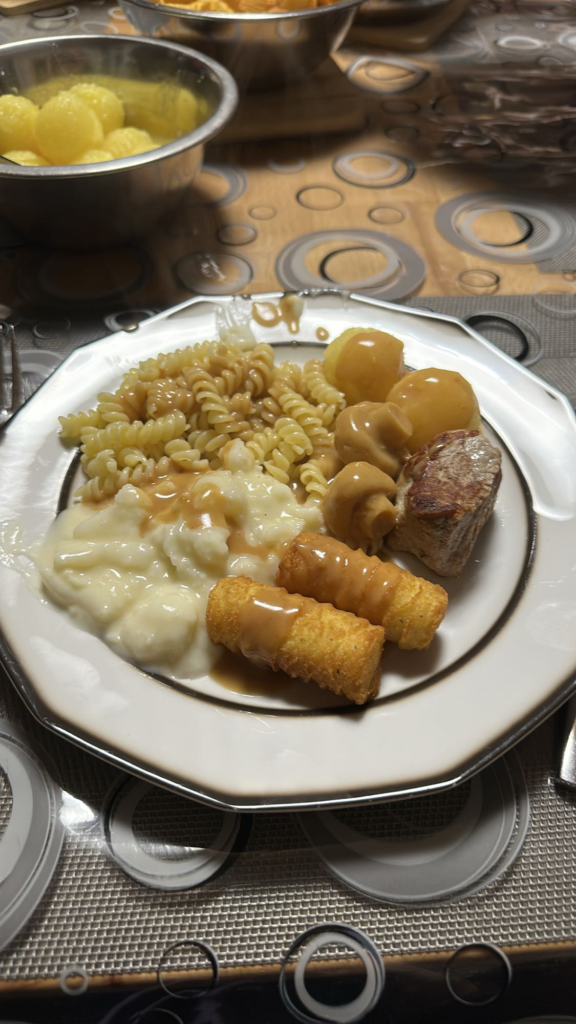 Gemischter Teller mit Sauce