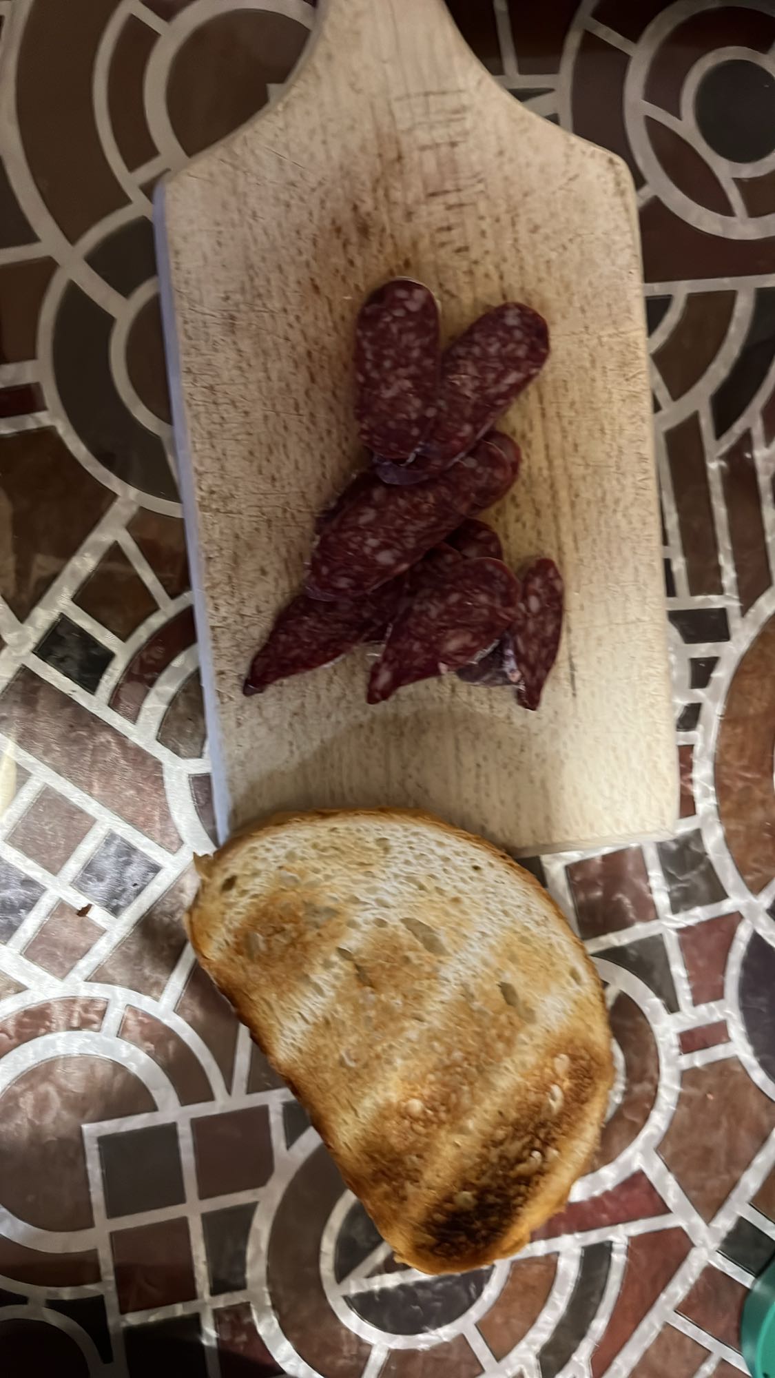 Салам с препечен хляб