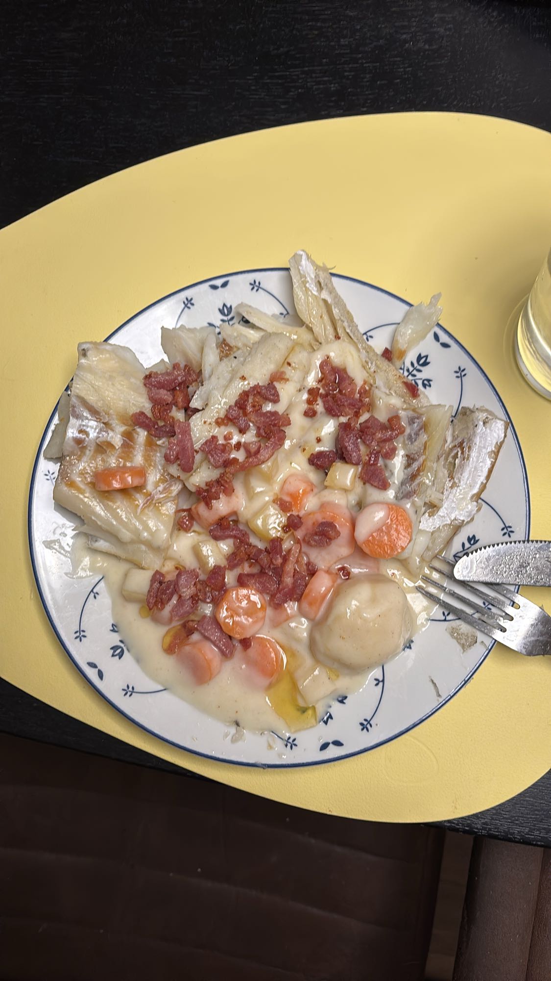 Boknafisk med hvit saus, bacon, gulrot og potet