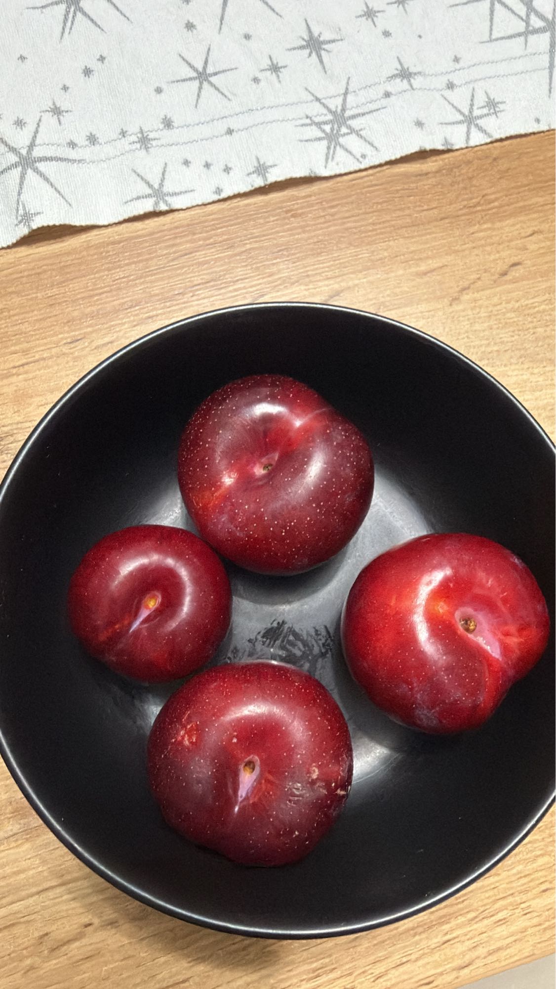 Prune proaspete în bol