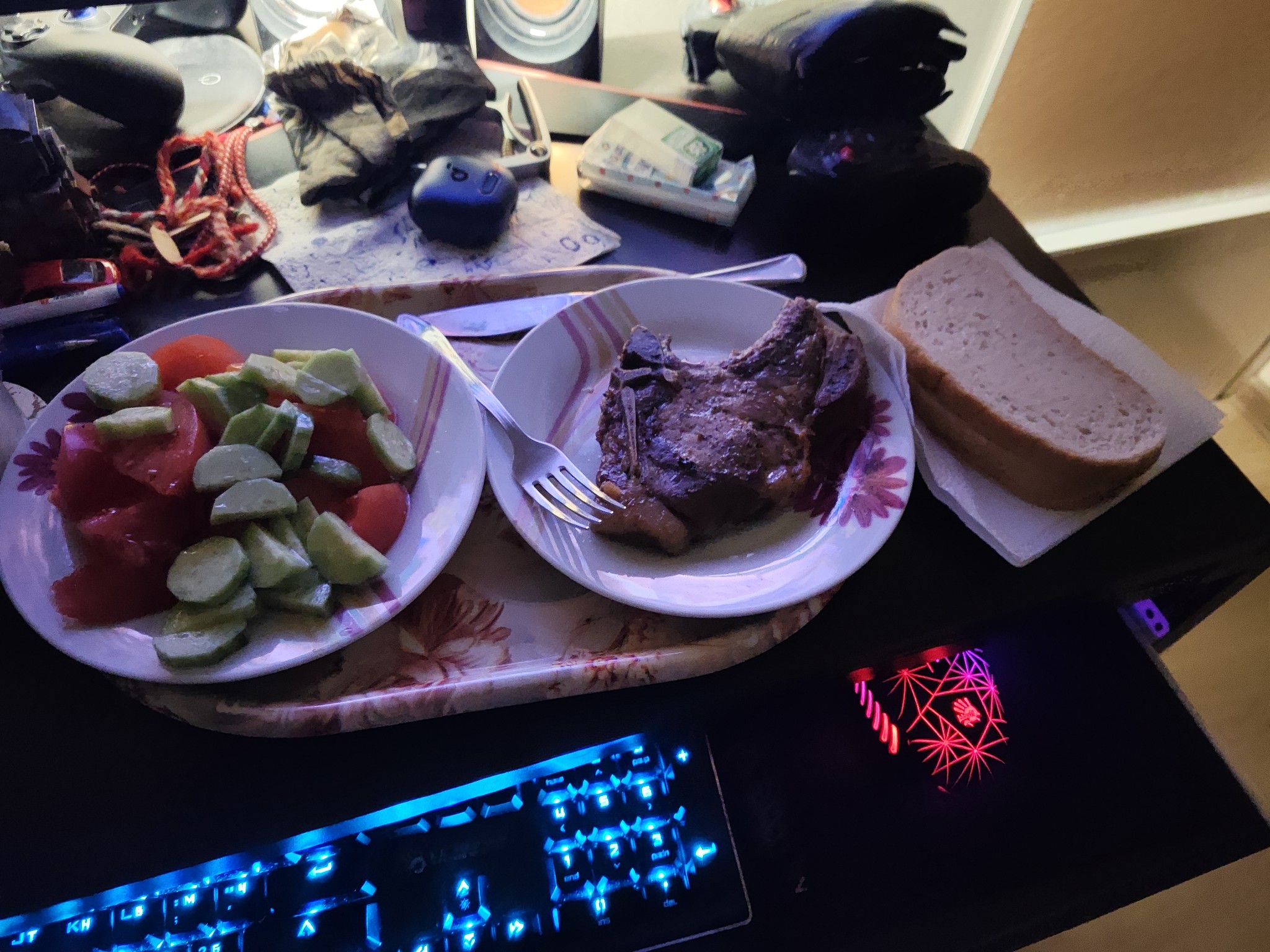 Steak, salad and bread