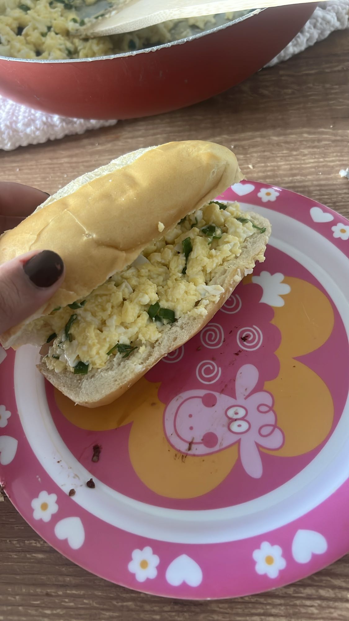Pão com ovos mexidos