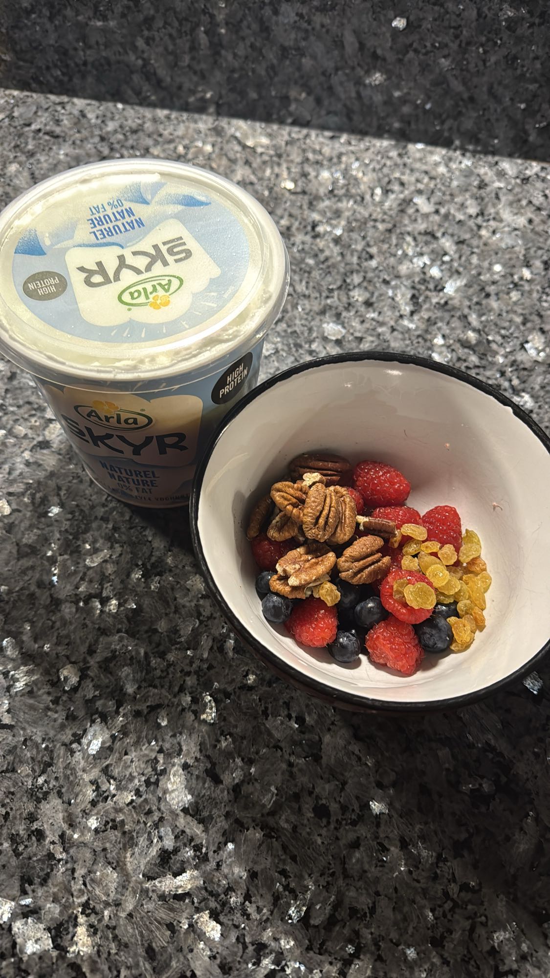 Skyr with berries and nuts