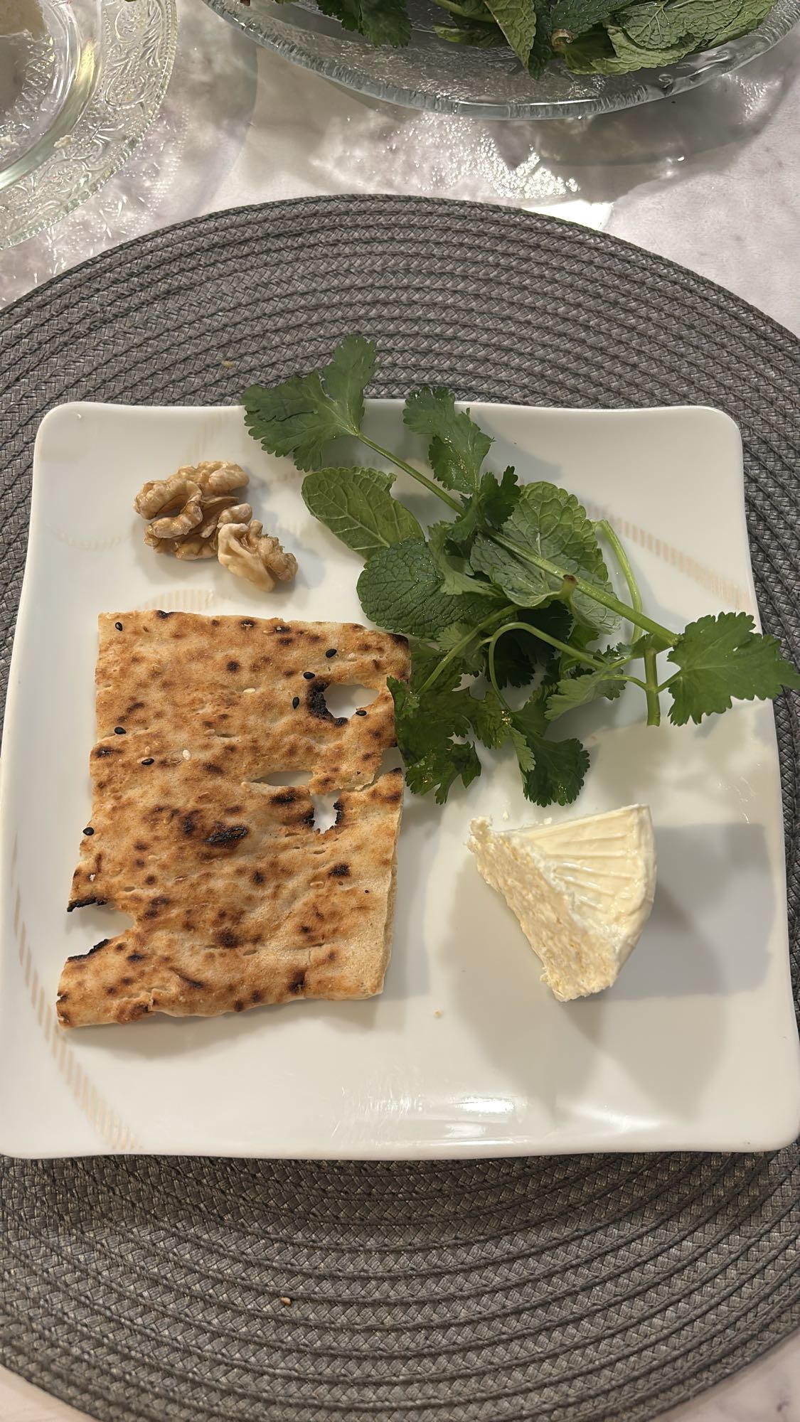 Bröd, ost, valnötter, örter