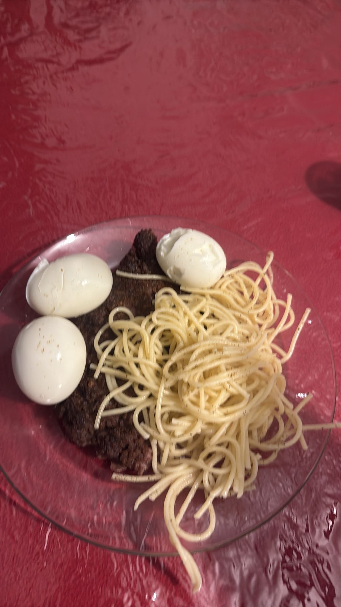 Huevos, carne y espagueti