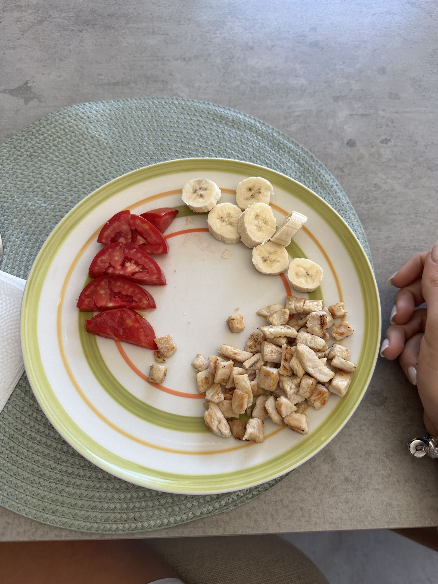 Pollo con plátano y tomate