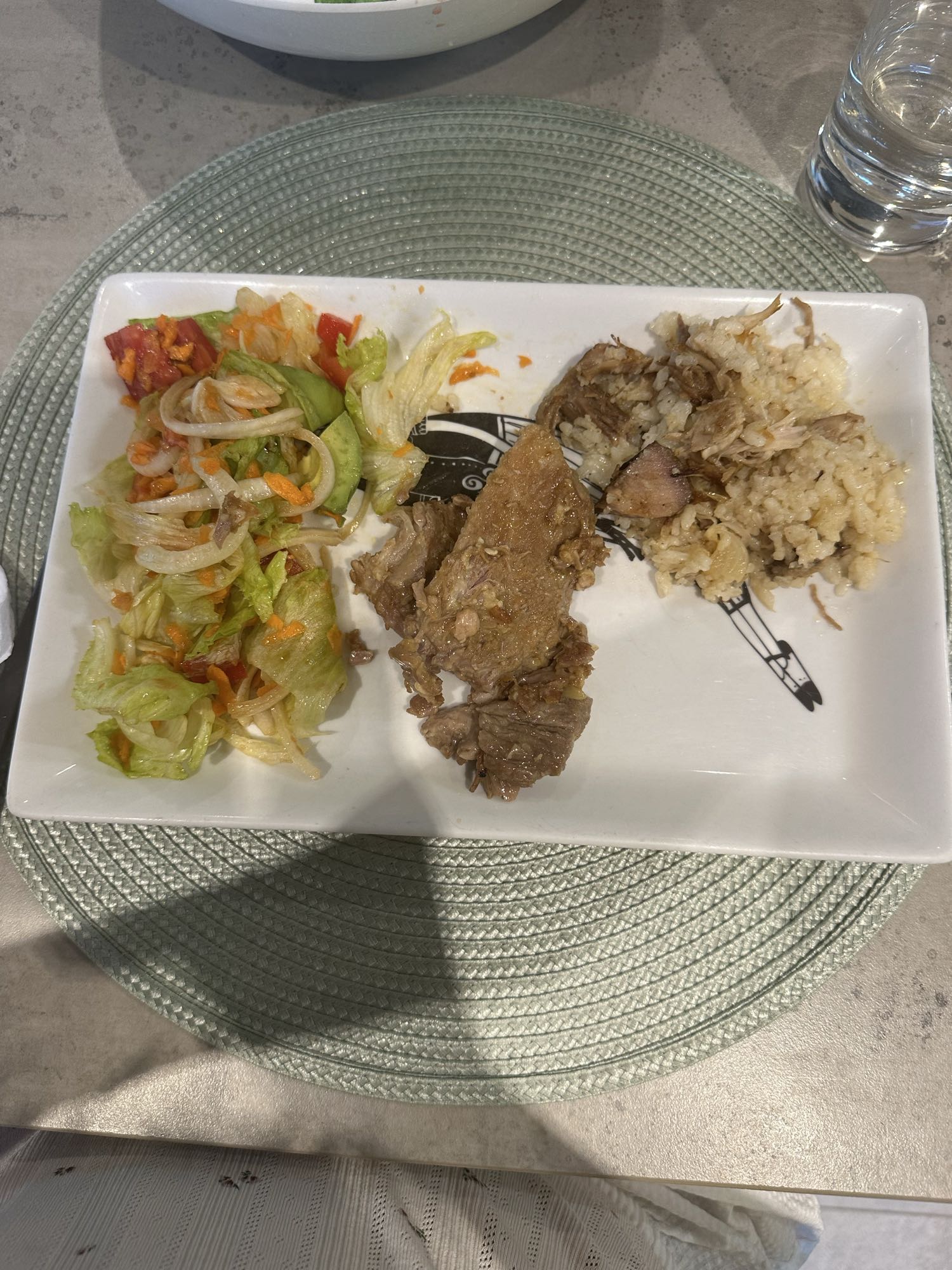 Carne con arroz y ensalada