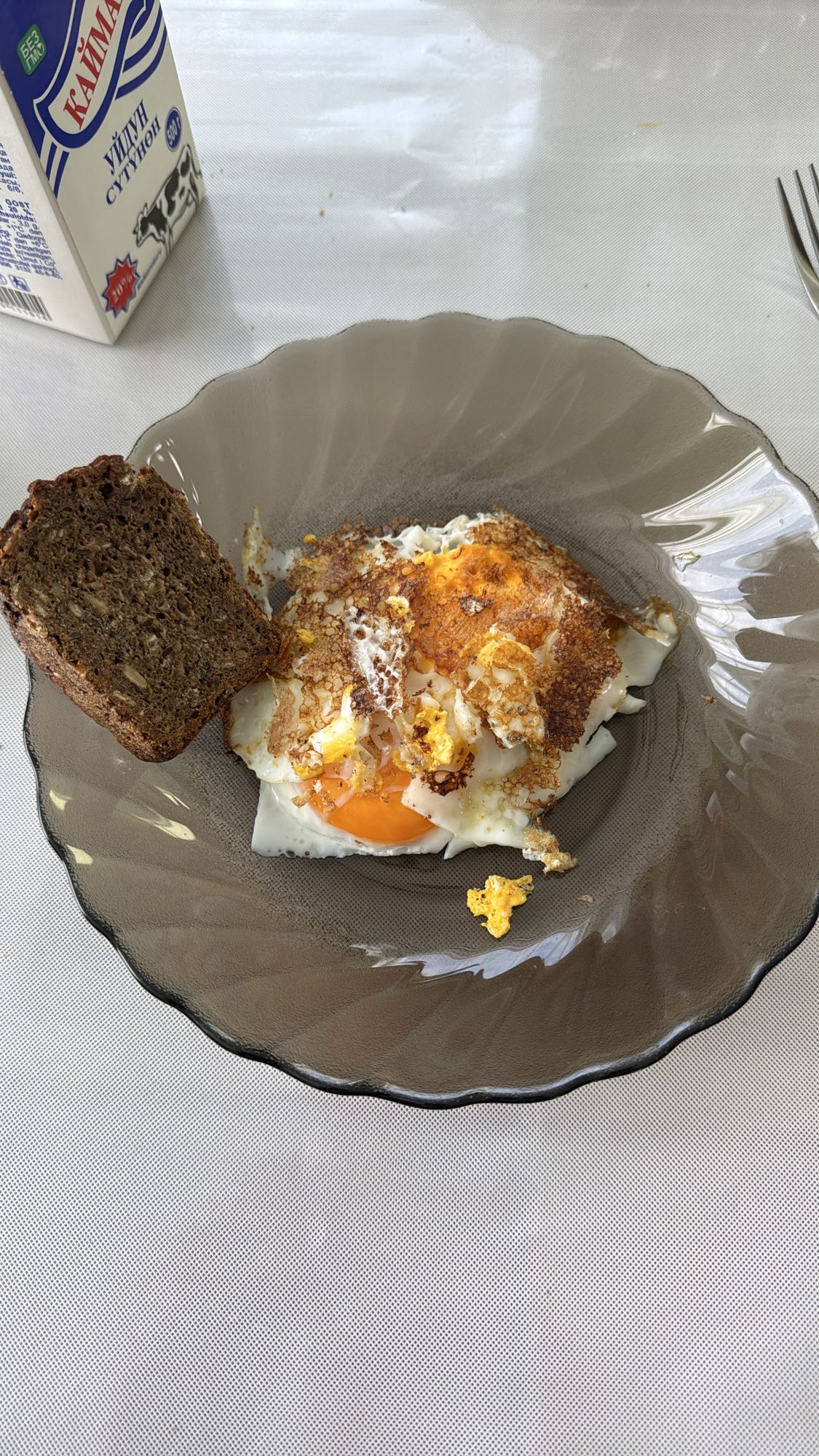 Яичница с хлебом и молоко