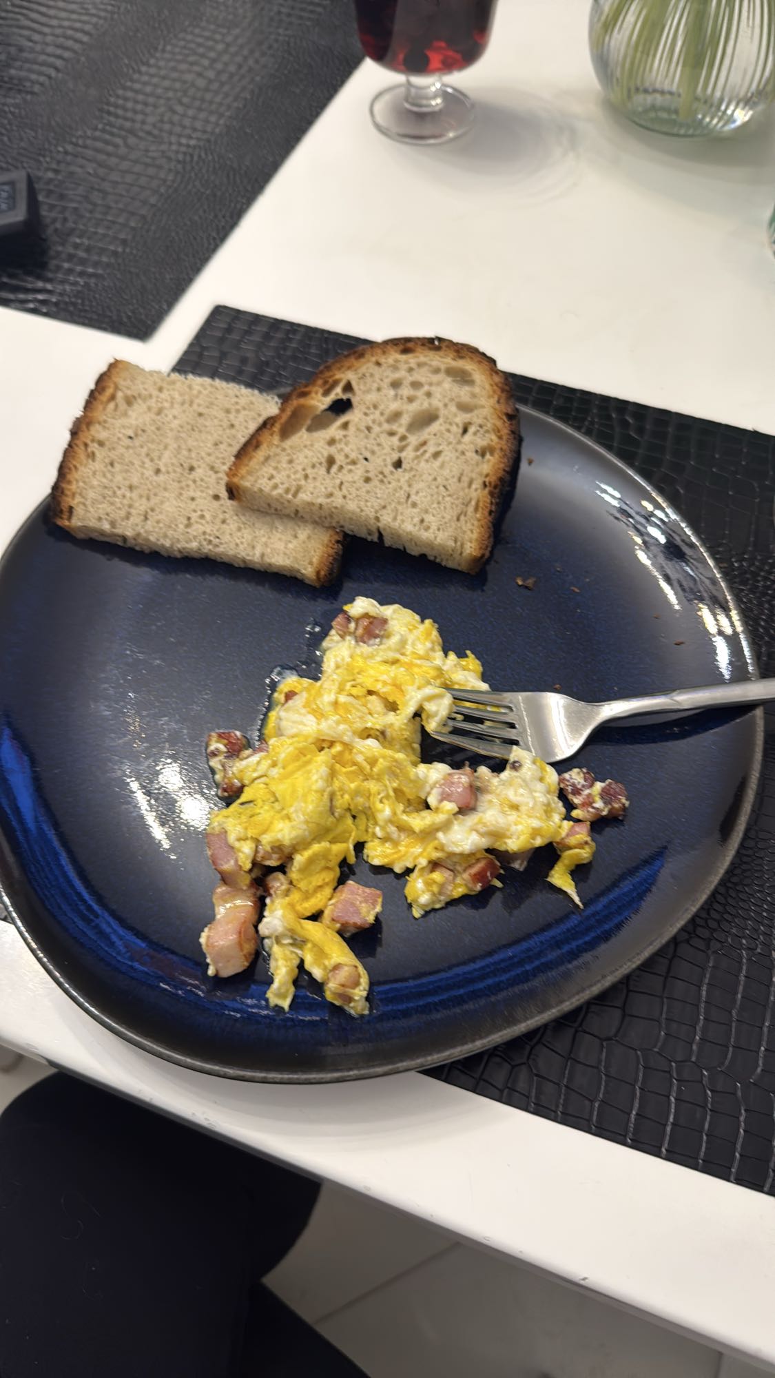 Jajecznica z chlebem