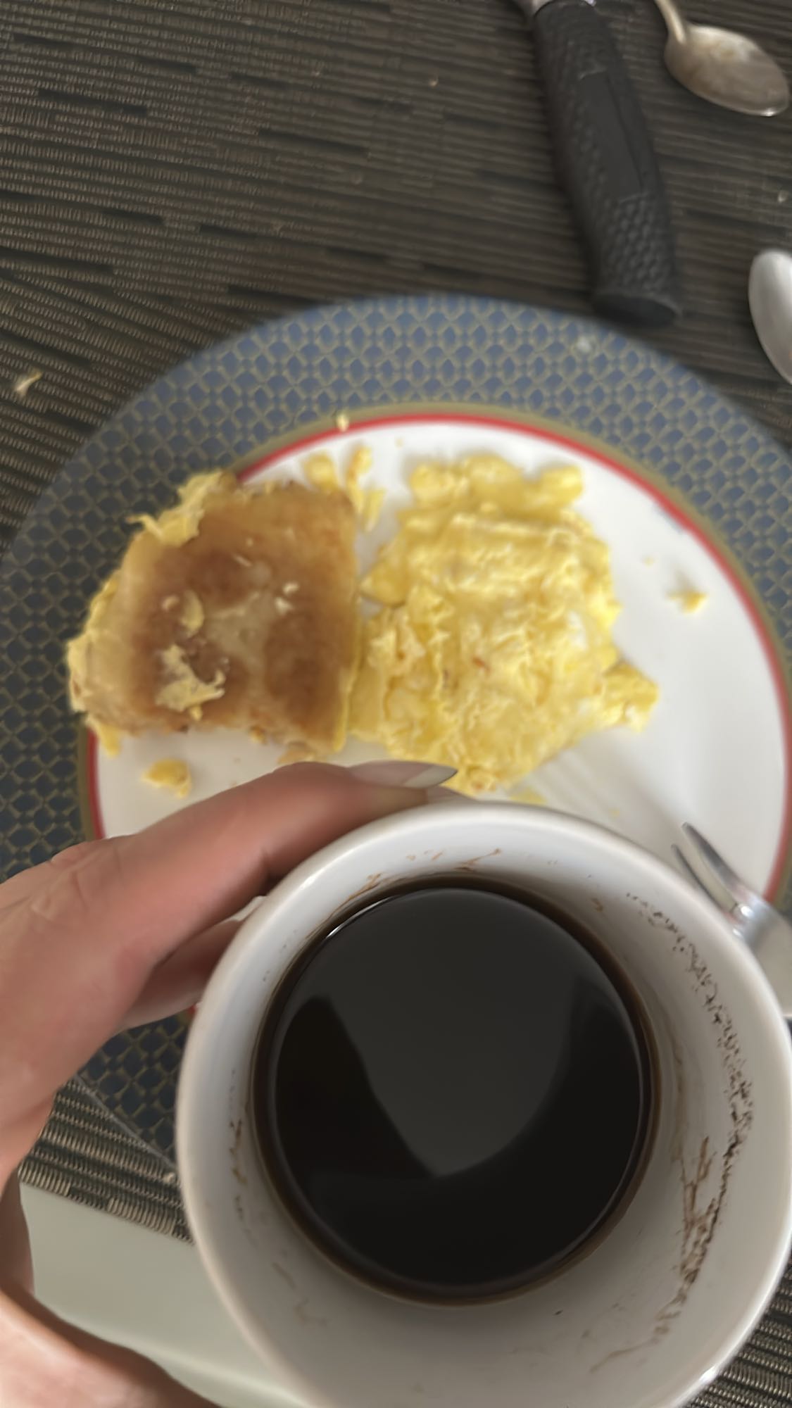 Яєчня з хлібом і кавою