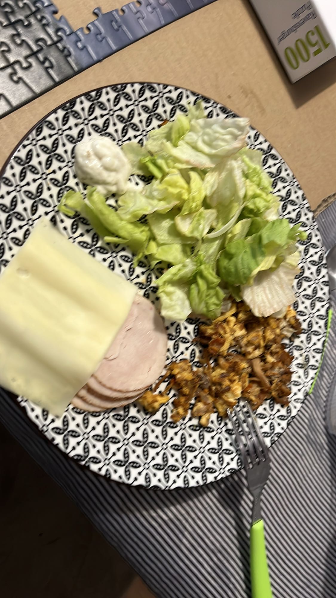 Пилешко с кашкавал и салата