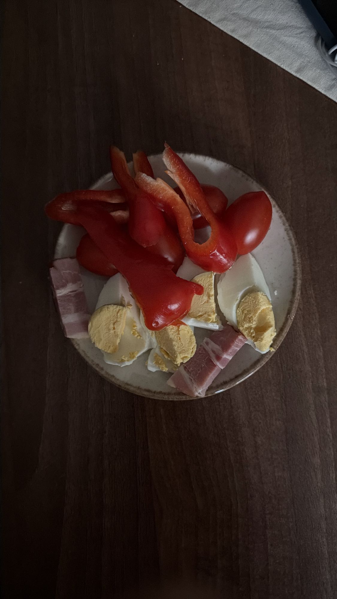 Mic dejun cu ou, ardei, bacon