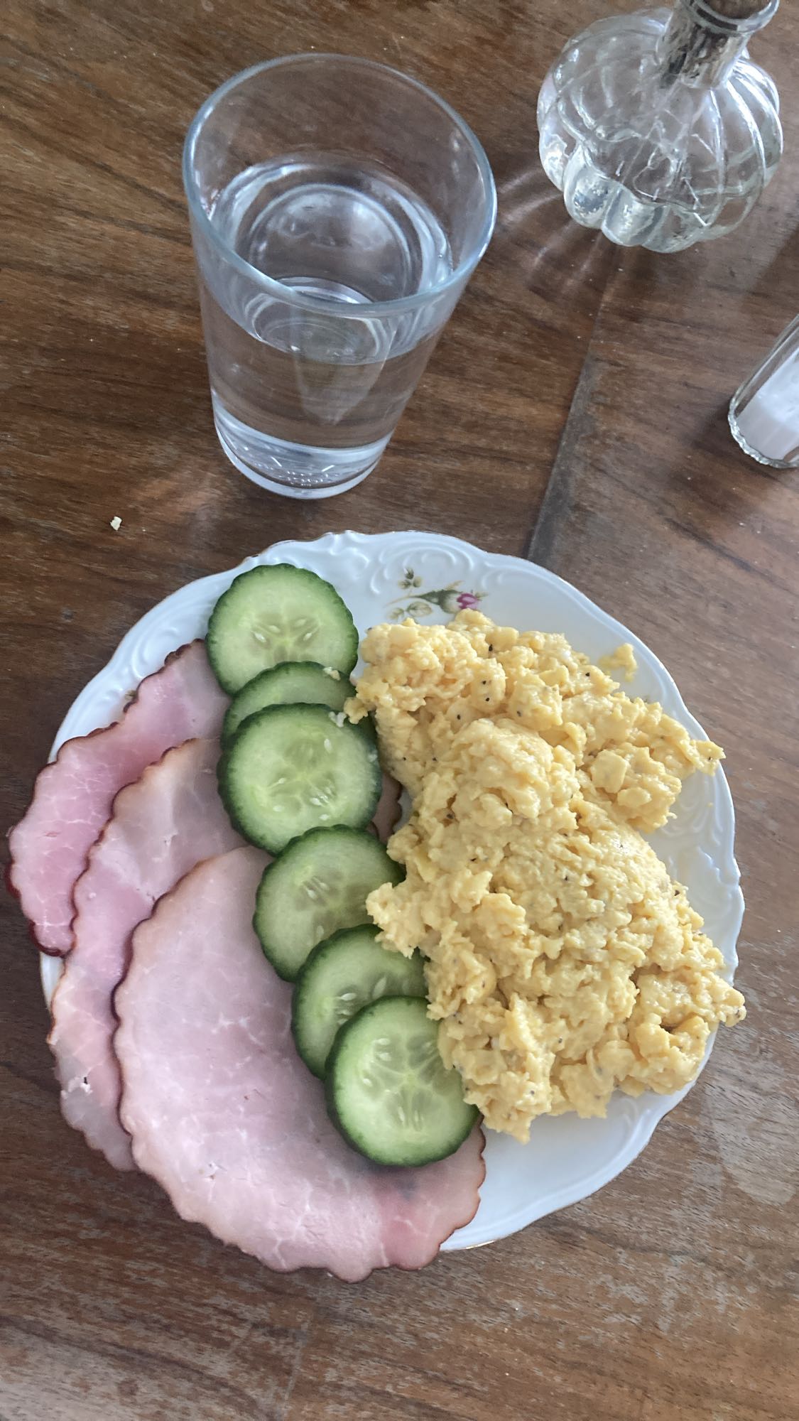 Skinka, äggröra & gurka