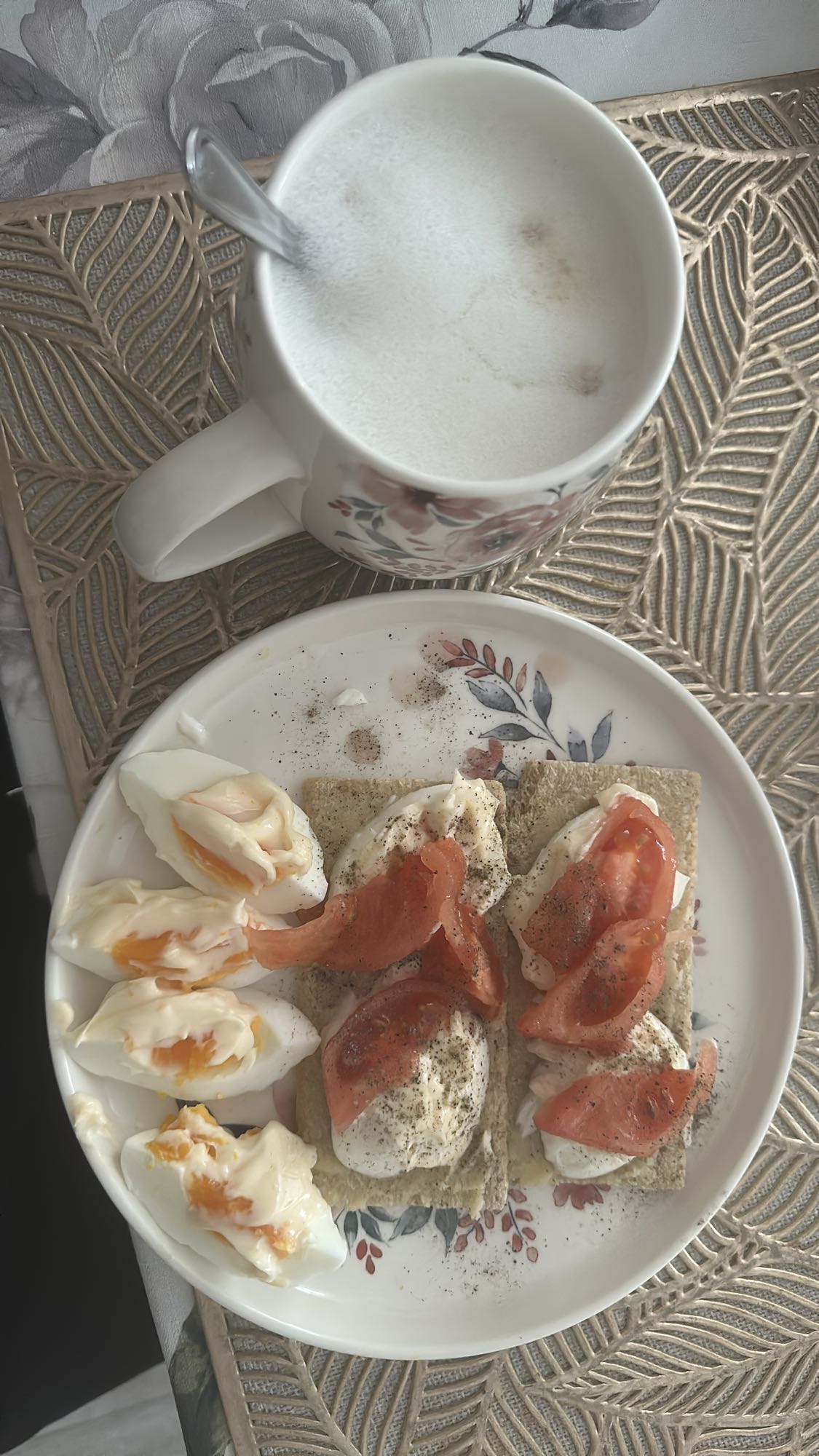 Jajka i chrupkie pieczywo