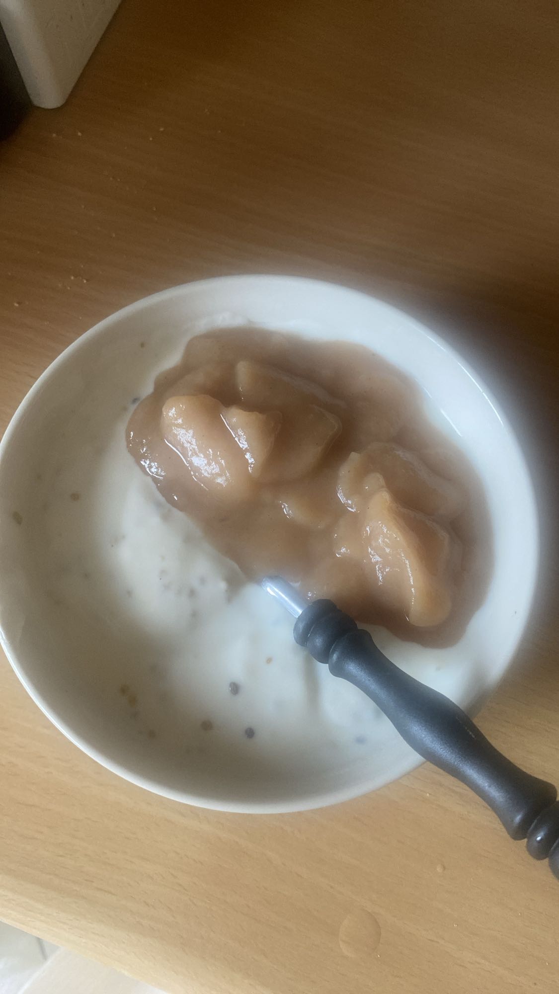 Jogurt z musem jabłkowym