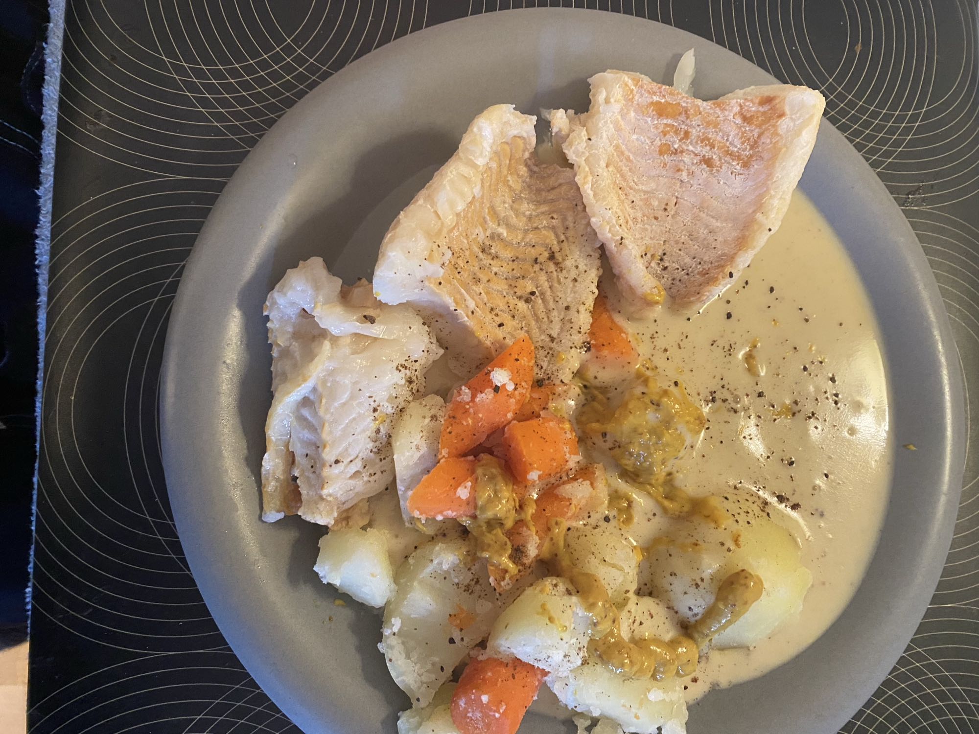 Fisk med potatis och sås